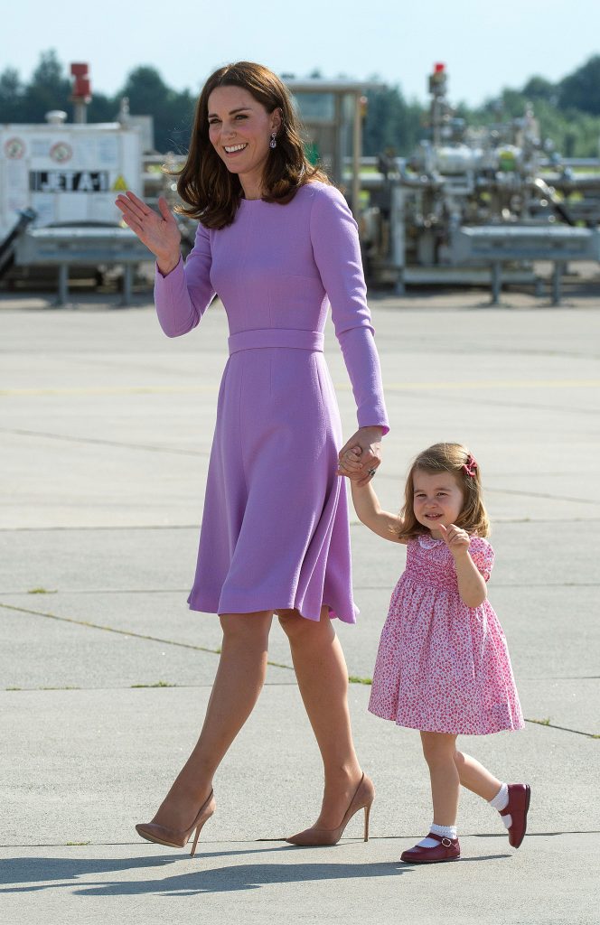 Kate Middleton con un look protocolar en tono lila (Getty)