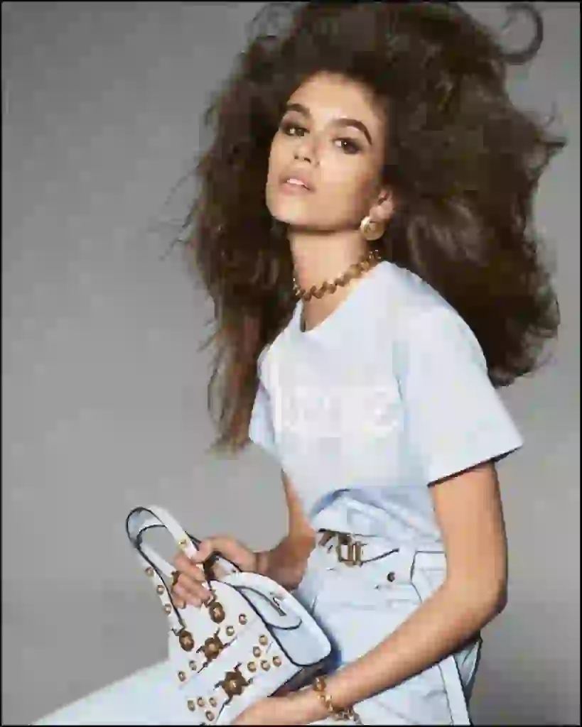 Kaia Gerber pose pour la campagne publicitaire de "Versace". New York, le 14 dÈcembre 2017. After a runway show featuring an epic finale of five iconic 90ís supermodels, Versace continues with the throwback theme for its spring-summer 2018 campaign
