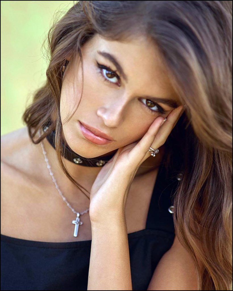 Kaia Gerber pose pour la nouvelle collection de la marque des Philippines "Pennshoppe" Marking her third campaign for Philippines-based brand Penshoppe, model Kaia Gerber looks ready for end-of-the-year events in its Holiday 2017 season. The American beauty keeps it casual cool in a mix of denim, fitted tees and statement jewelry.