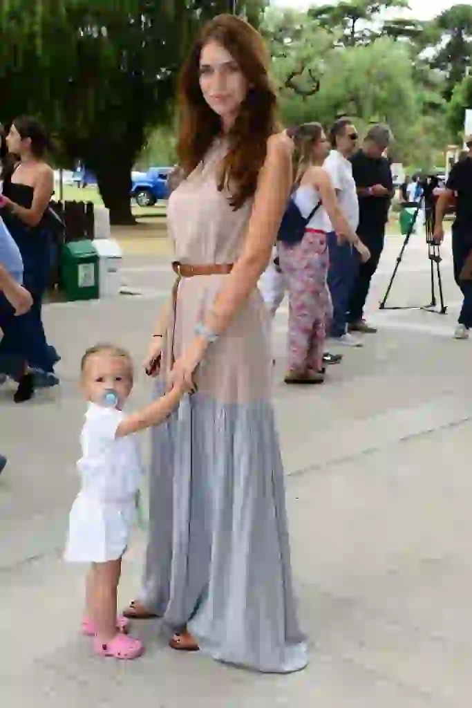 Zaira Nara junto a su hija Malaika con un look chic y relajado, maxi vestido combinado en tonos neutros