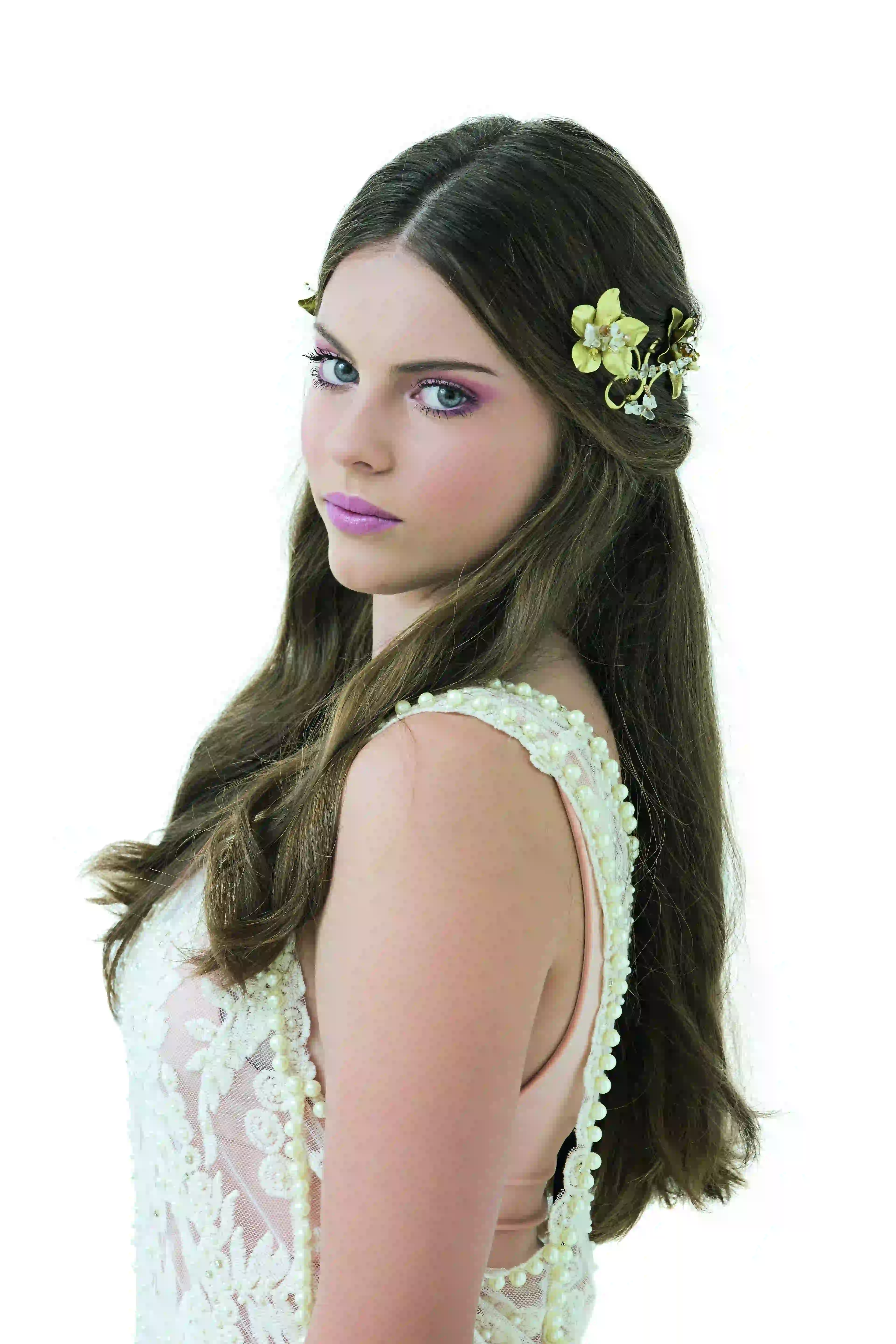 Media colita, la mirad recogido con una corona de flores, otra opcion re canchera