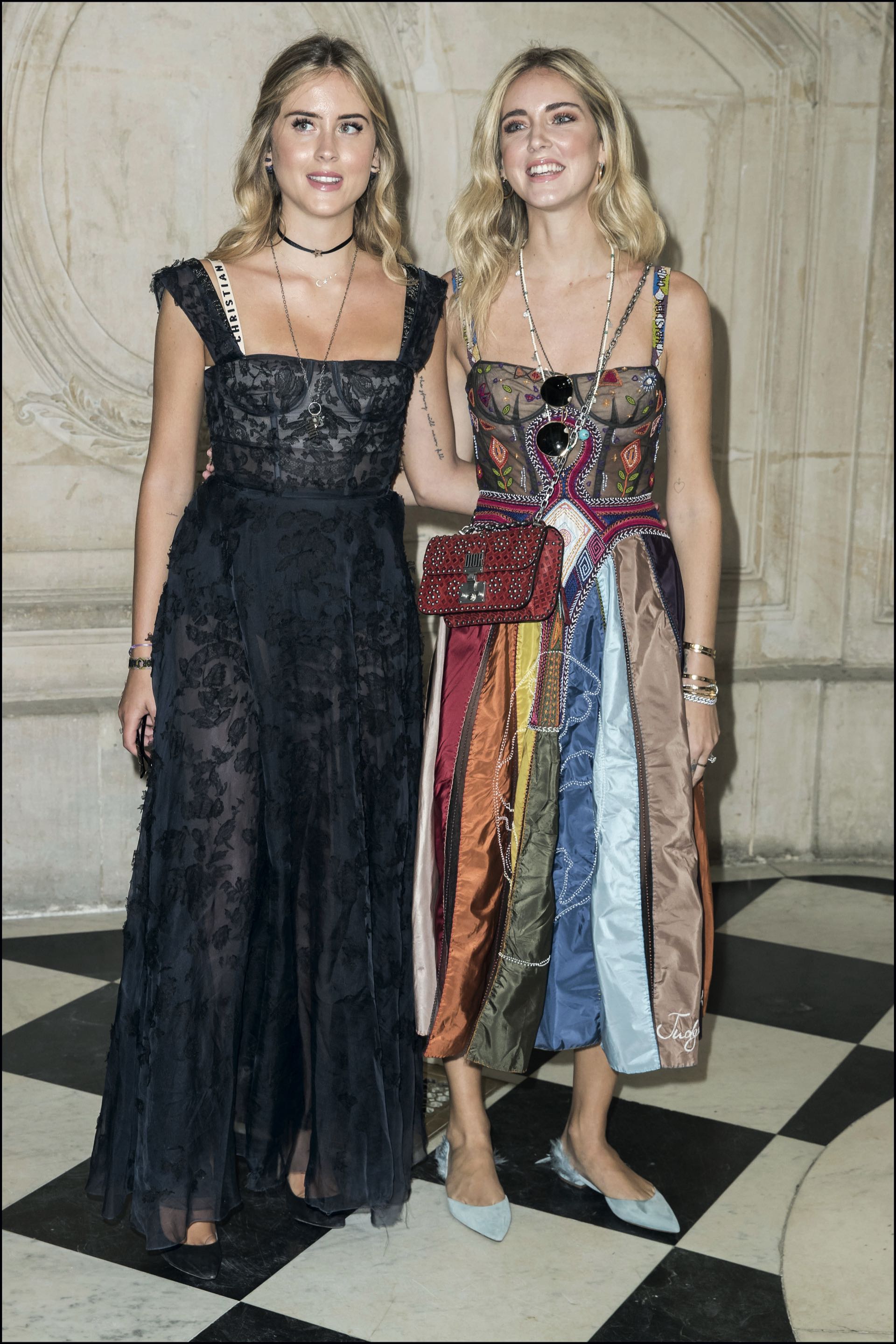 La bloguer y su hermana Valentina en el desfile de Dior. La menor de las Ferragni le sigue los pasos de cerca y cuenta con 1 millón 500 mil seguidores.