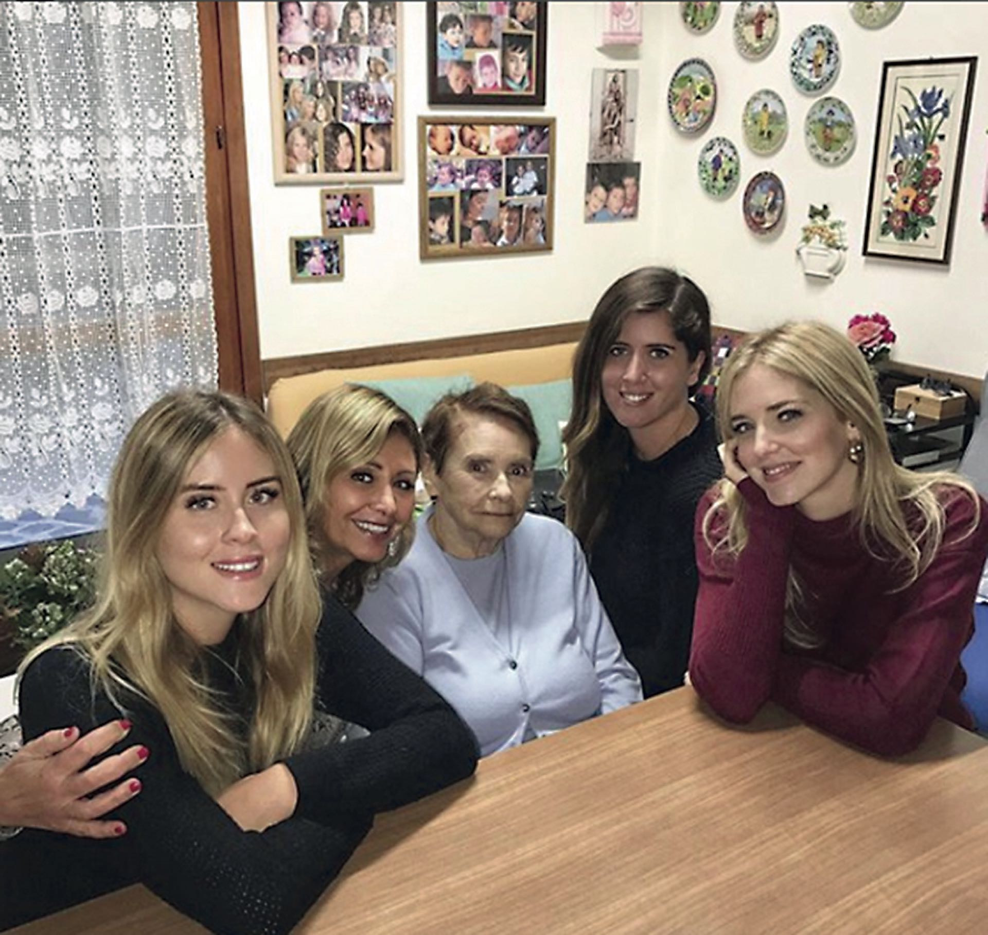 Tres generaciones: Chiara, Valentina y Francesca junto a su mamá y su abuela.