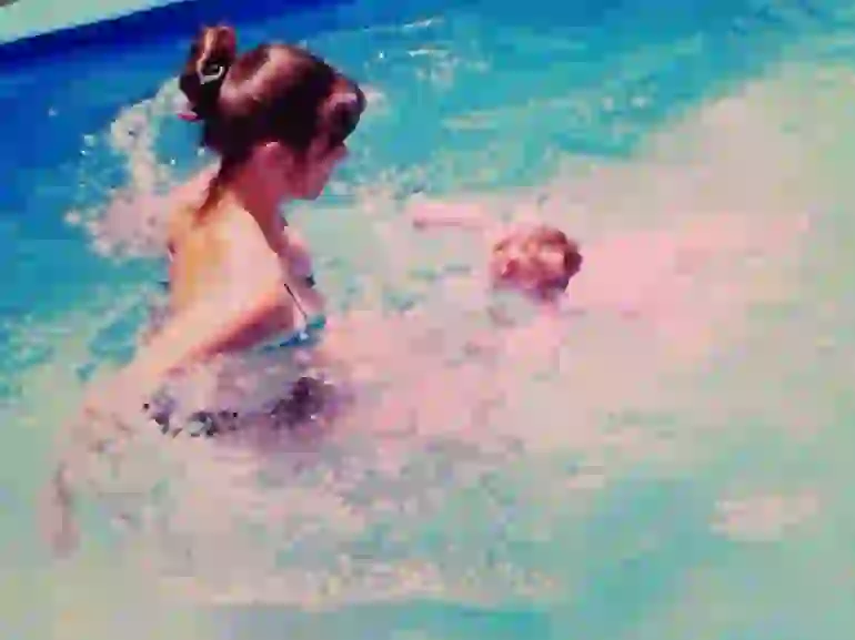 La mamá de Delfina es profesora de natación