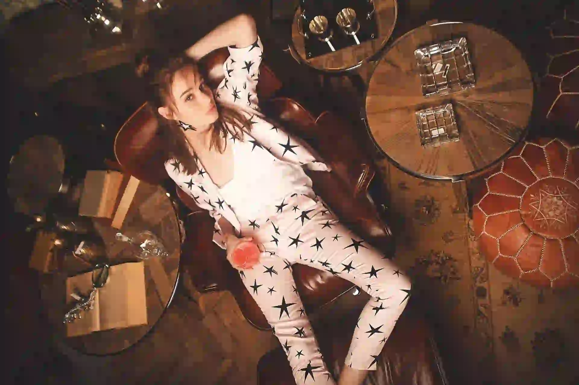 Sofi: blazer y pantalón chupín ($ 4.249 y $ 2.540, Melocotón), blusa de gasa ($ 999, Yagmour), aros de acrílico ($ 790, Luna Garzón). Foto Osky Soraires/ Para Ti