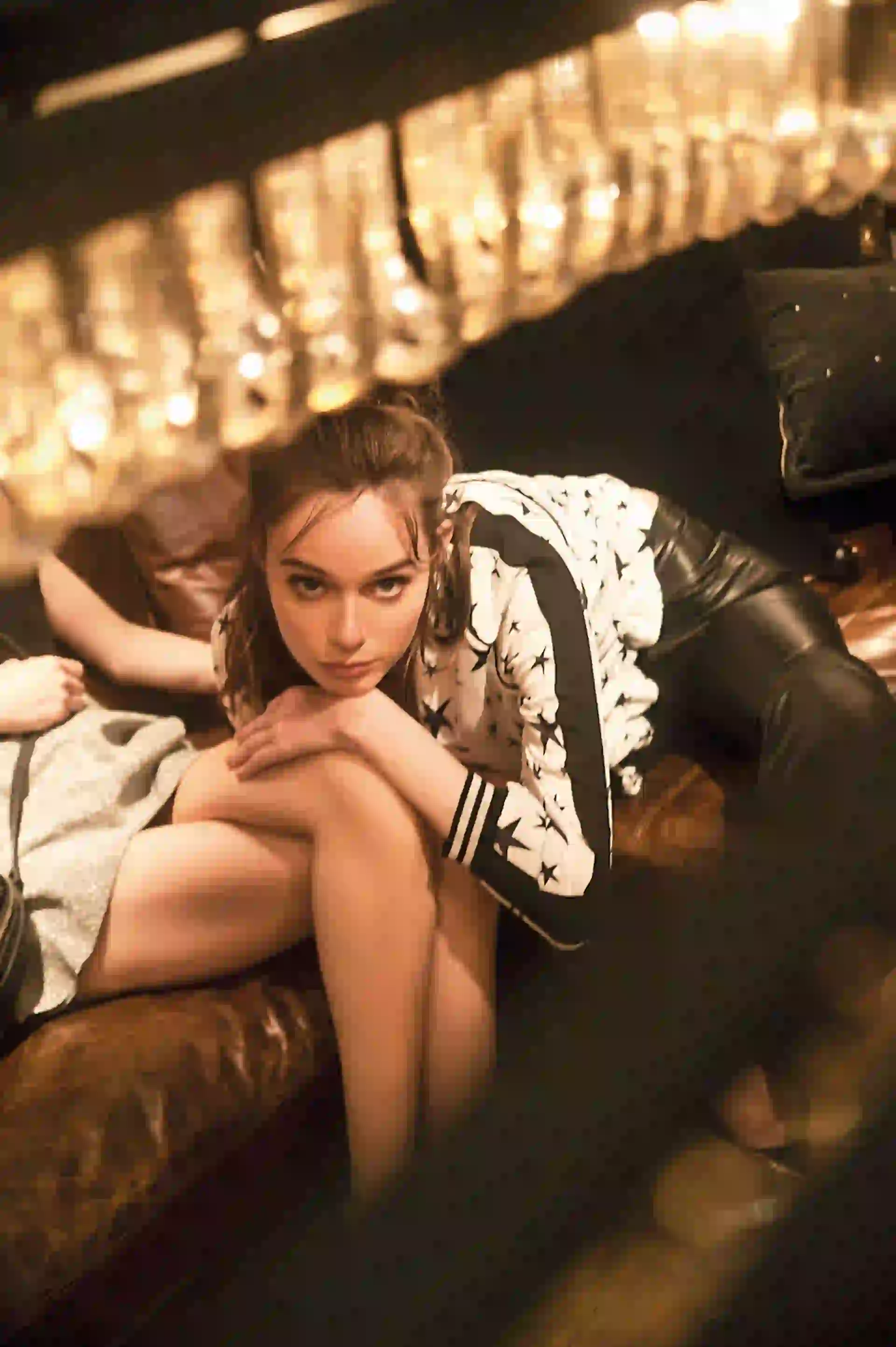 Sofi: bomber con estampa ($ 3.600, Kosiuko) y pantalón de cuero ($ 9.500, Uma). Foto Osky Soraires/ Para Ti