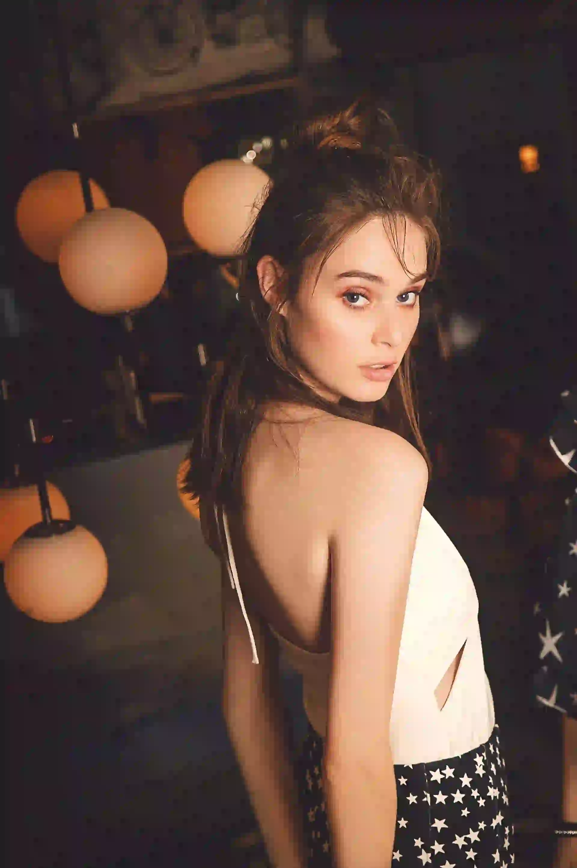 Top con escote halter con recortes ($ 1.100, Uma) y pantalón tipo calza ($ 2.650, Jazmín Chebar). Foto Osky Soraires/ Para Ti