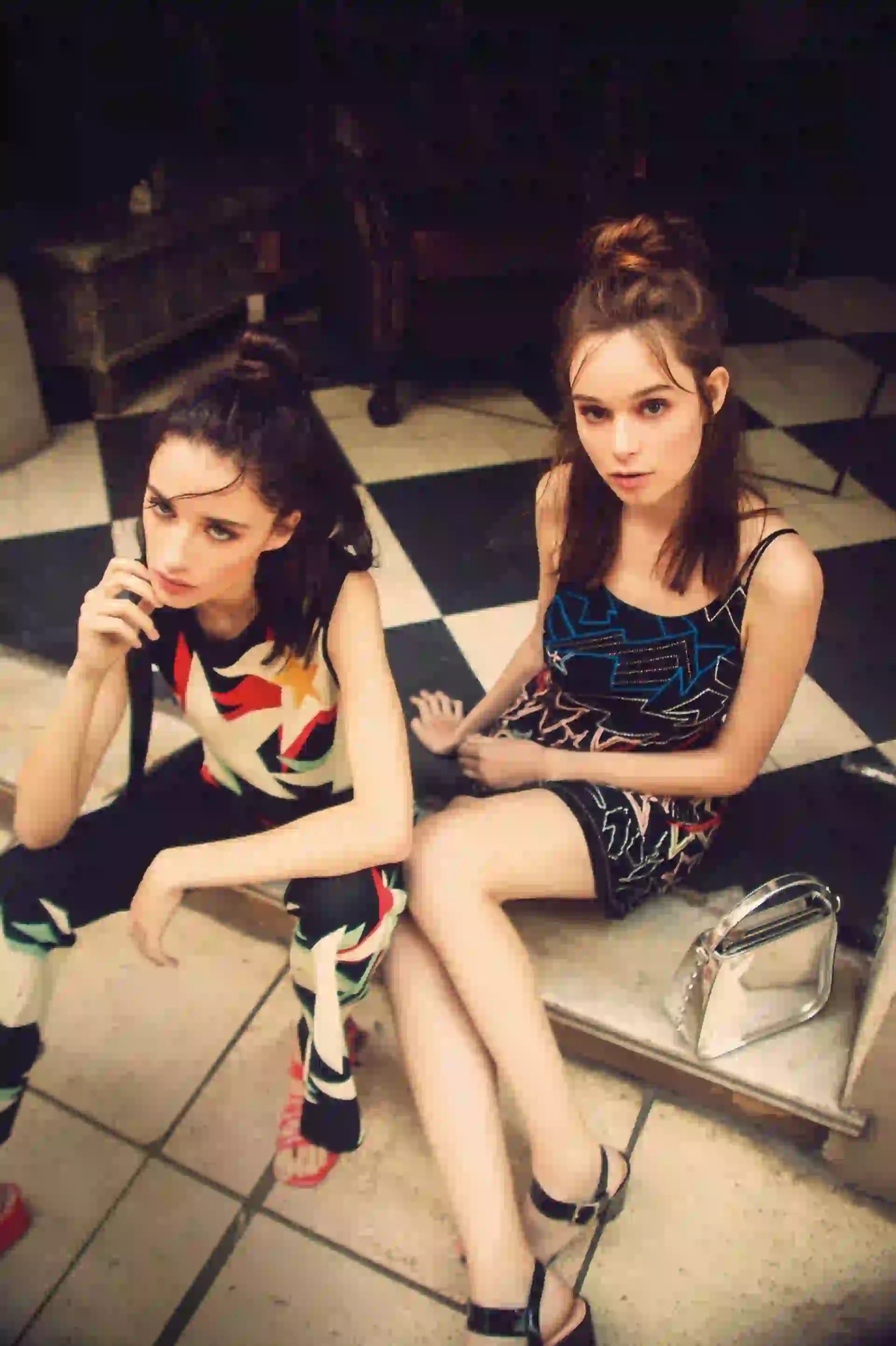 Magda: top tejido con estampa y pantalón ancho (Cher), sandalias entretejidas ($ 4.100, Uma). Sofi: vestido bordado con espalda descubierta ($ 4.800, Kosiuko), cartera metalizada ($ 2.390, Prüne) y sandalias ($ 2.850, a pie).