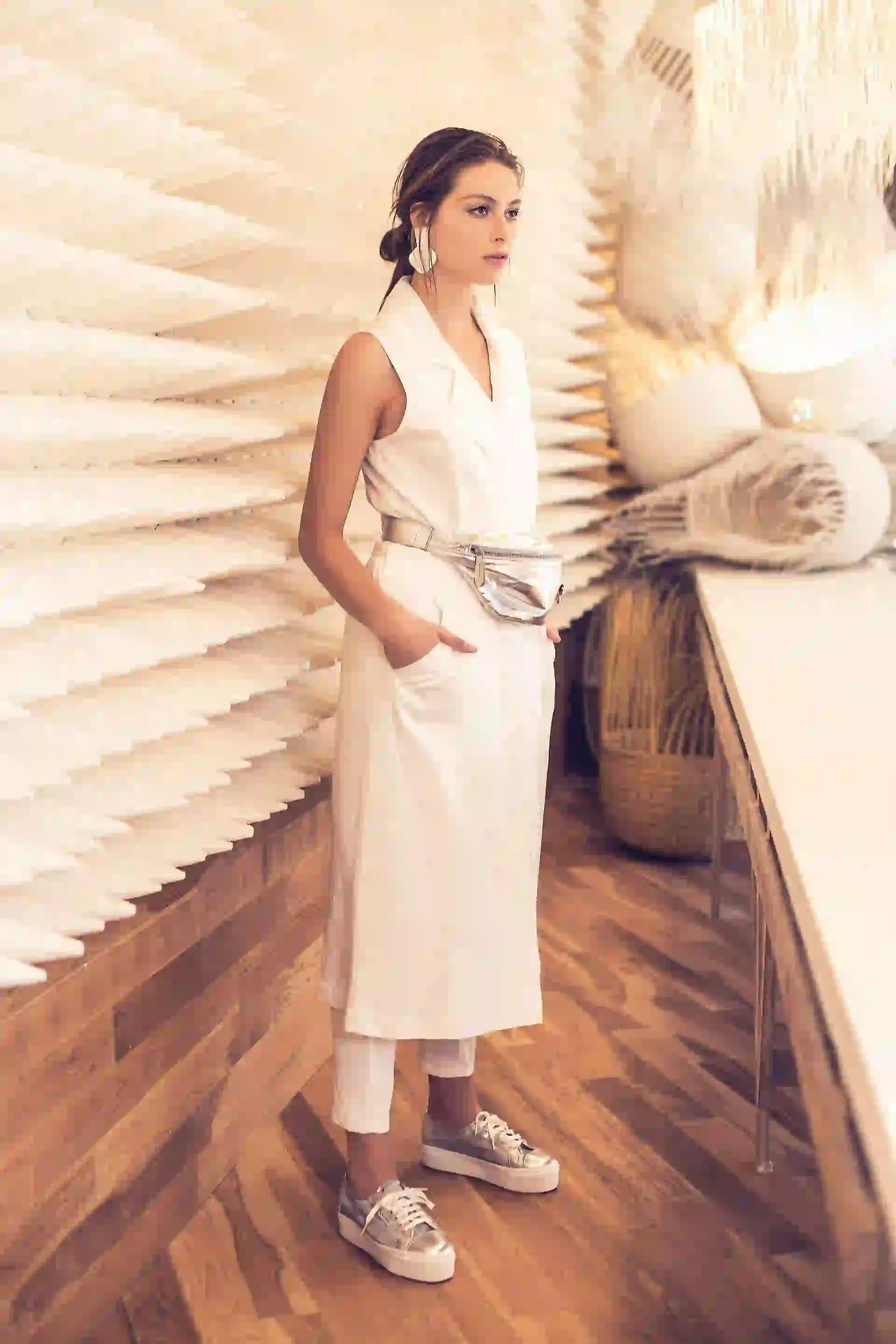 Chaleco largo ($ 2.890, Becci), pantalón ($ 3.890, Trosman), zapatillas plateadas ($ 1.500, Superga), riñonera de cuero ($ 3.500, Kosiuko) y aros espejados ($ 800, Mai Cassal). Foto Chino Toccalino/ Para Ti