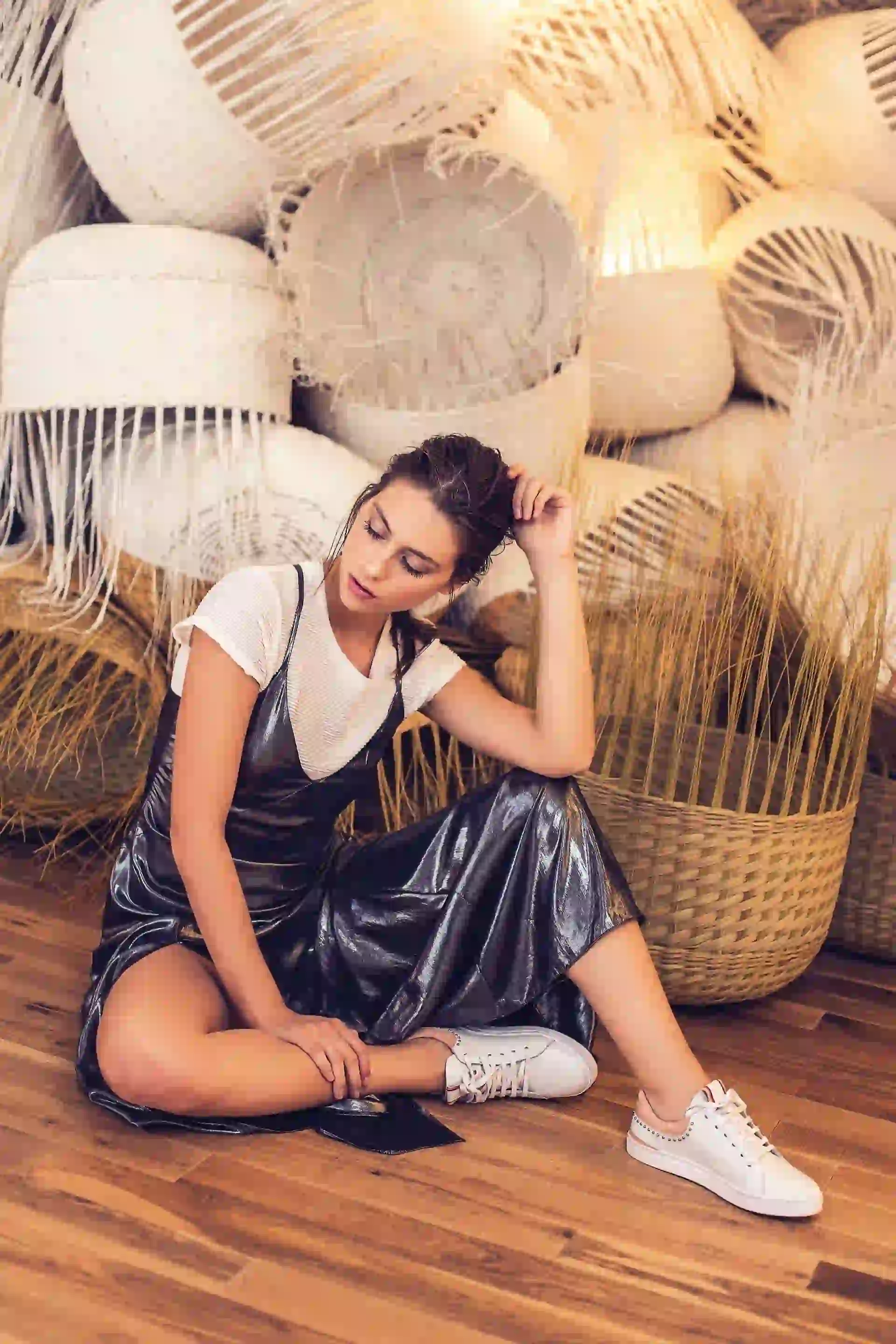 Remera básica ($ 1.178, Ayres), vestido metalizado con tajos (Ginebra) y zapatillas ($ 3.200, Tucci). Foto Chino Toccalino/ Para Ti