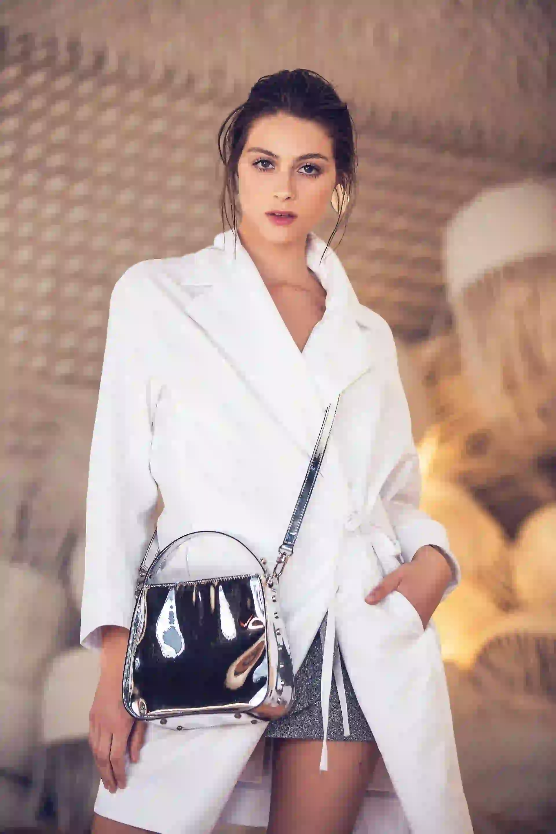 Saco sastrero ($ 5.890, Roma Renom), pollera de lúrex con volados ($ 1.650, Jazmín Chebar) y cartera metalizada (Prüne). Foto Chino Toccalino/ Para Ti