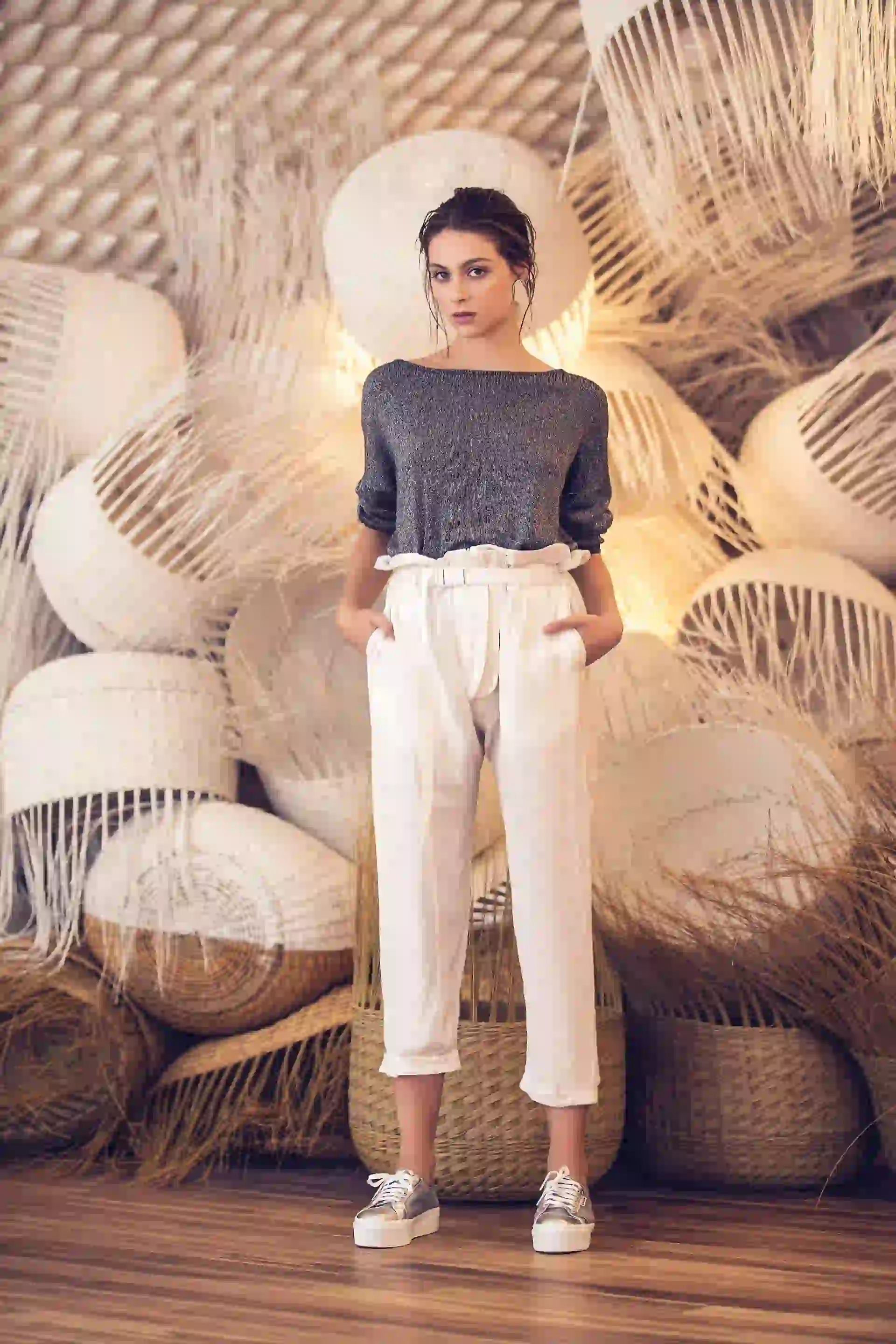 Suéter con escote bote (Yagmour, pantalón tiro alto (JT) y zapatillas plateadas. Foto Chino Toccalino/ Para Ti