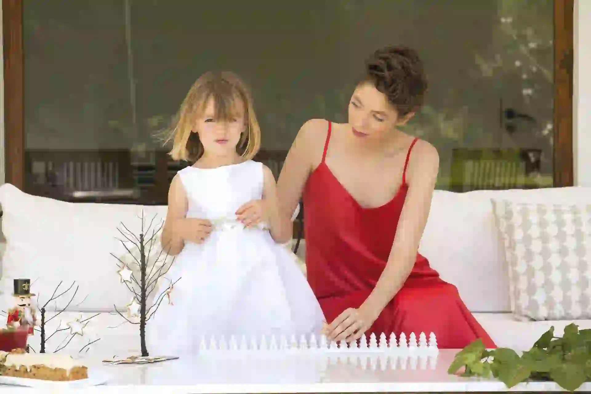 Elina: vestido de tafeta (Broer). Carla: vestido lencero de satén ($ 1.590, Peuque).