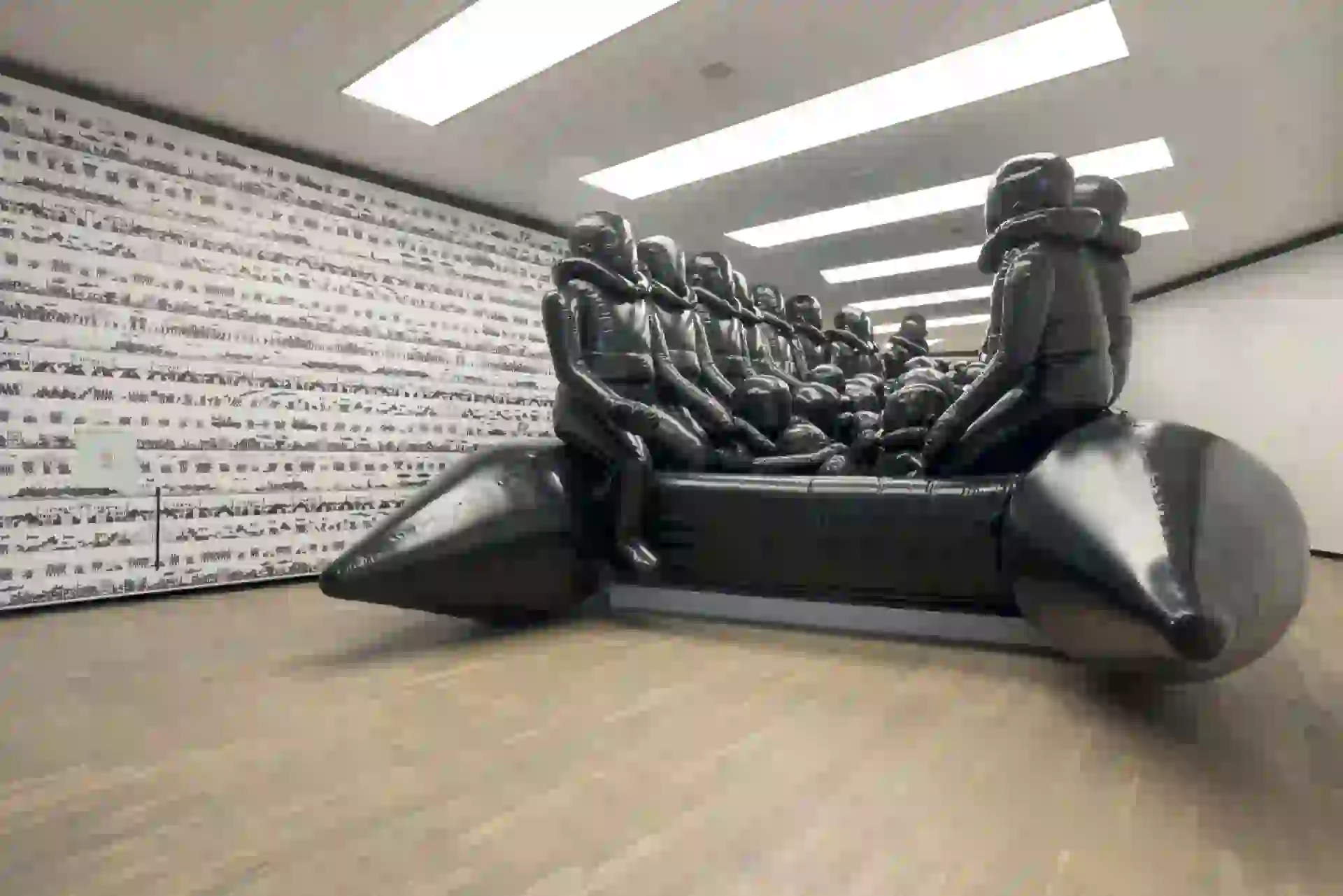 Una instalación con grandes figuras en PVC que representa el drama de los refugiados.