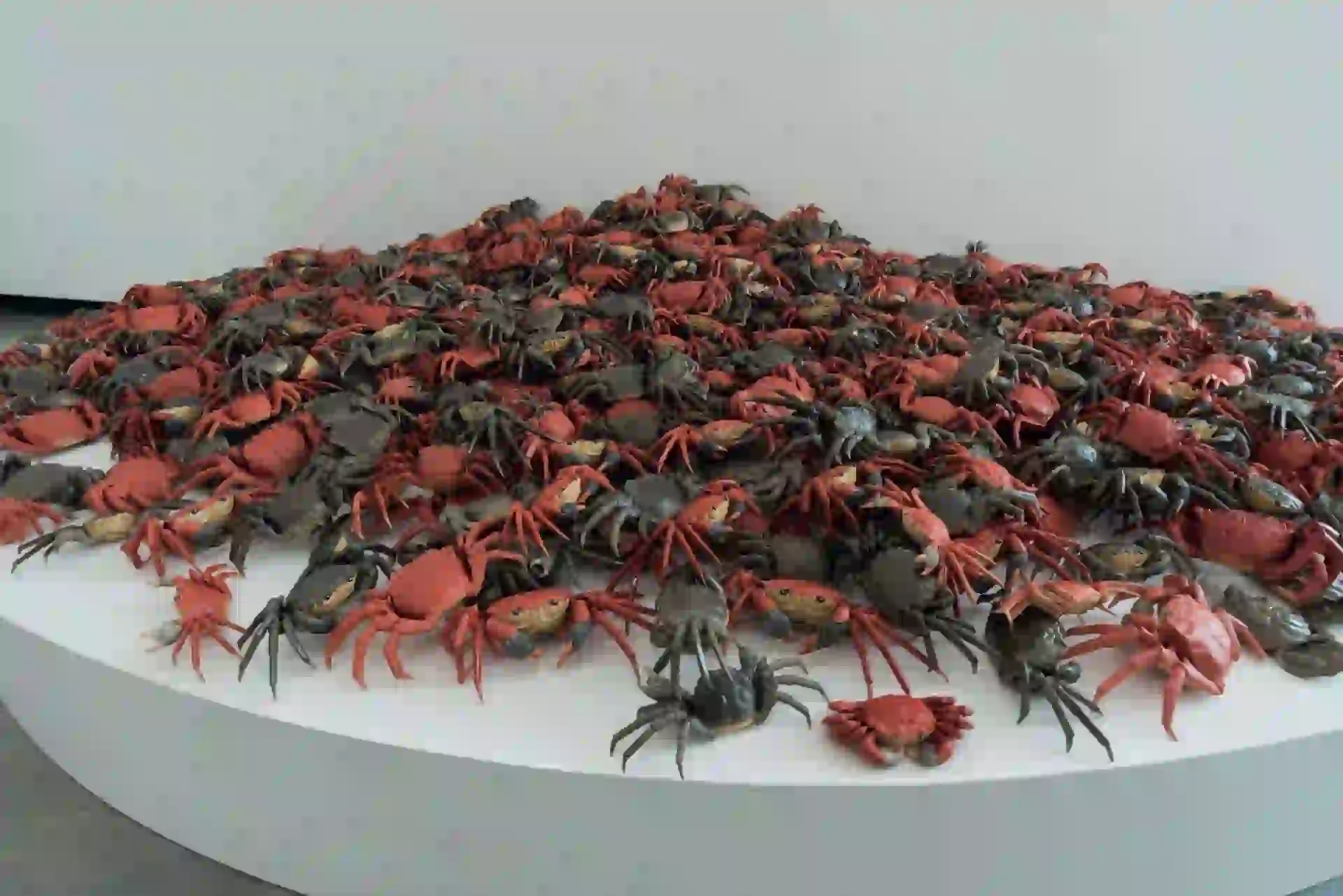 Los cangrejos de porcelana (he xie sinónimo de armonía en chino) alude a la censura contra el artista.