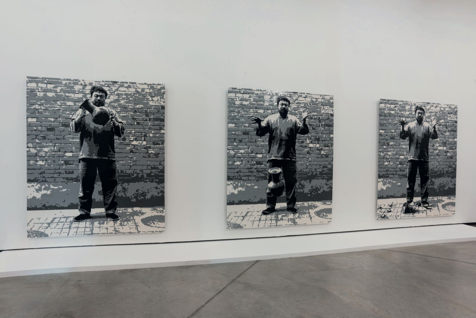 Movilizantes, las imágenes de Weiwei dejando caer una urna de la Dinastía Han. Las fotos son parte de la muestra en Buenos Aires.