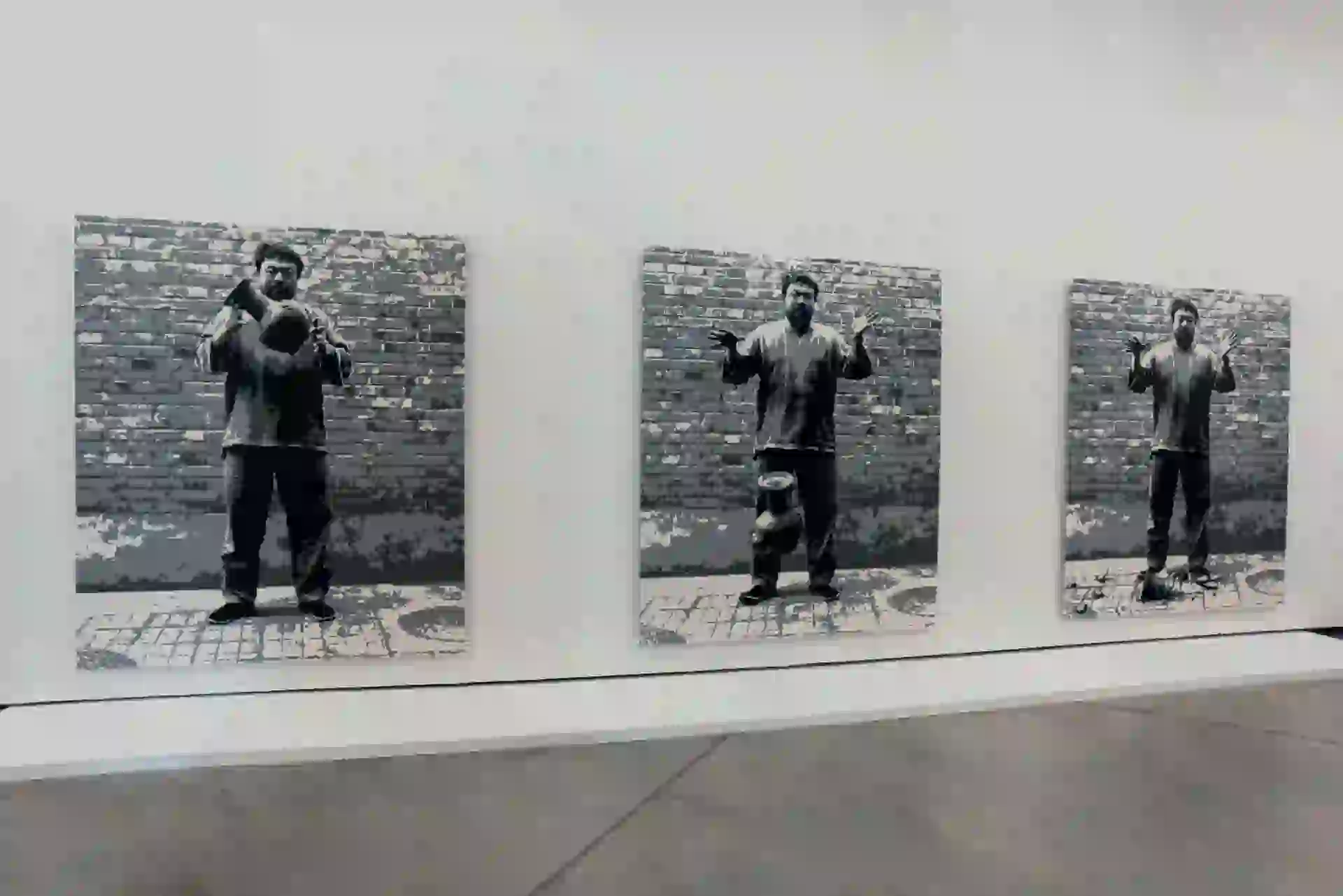 Movilizantes, las imágenes de Weiwei dejando caer una urna de la Dinastía Han. Las fotos son parte de la muestra en Buenos Aires.