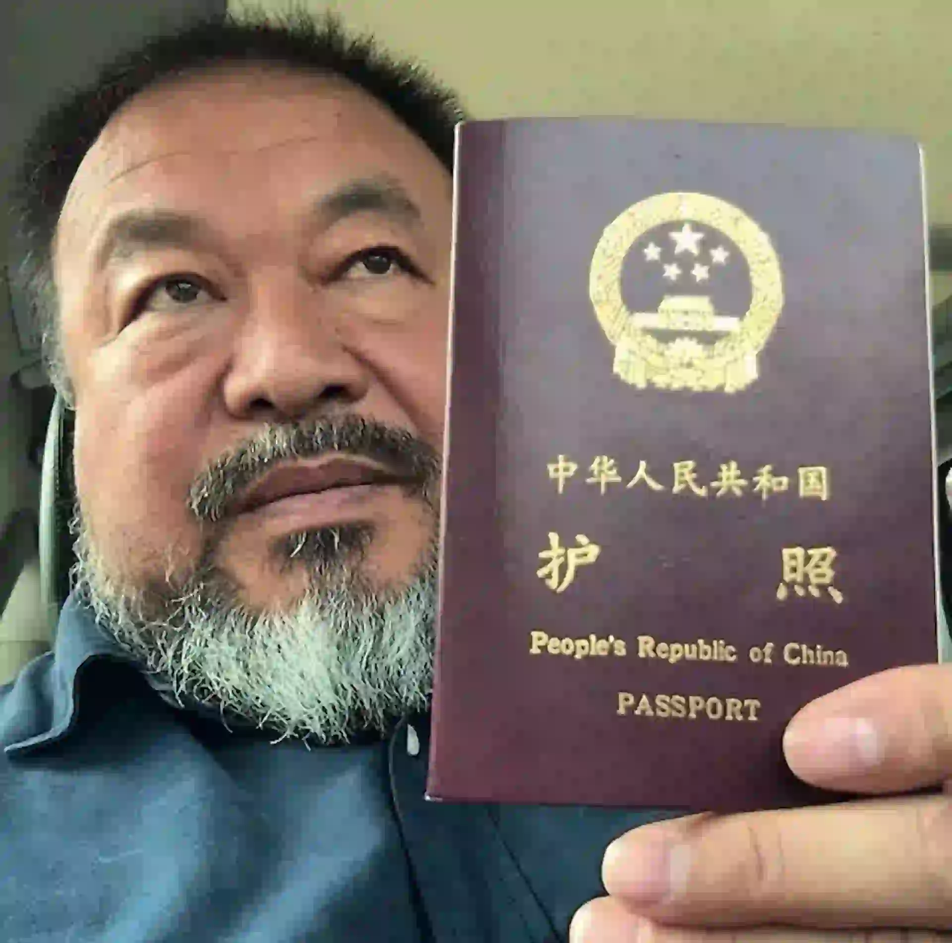 “With Flowers” alude a sus tiempos de pasaporte incautado.