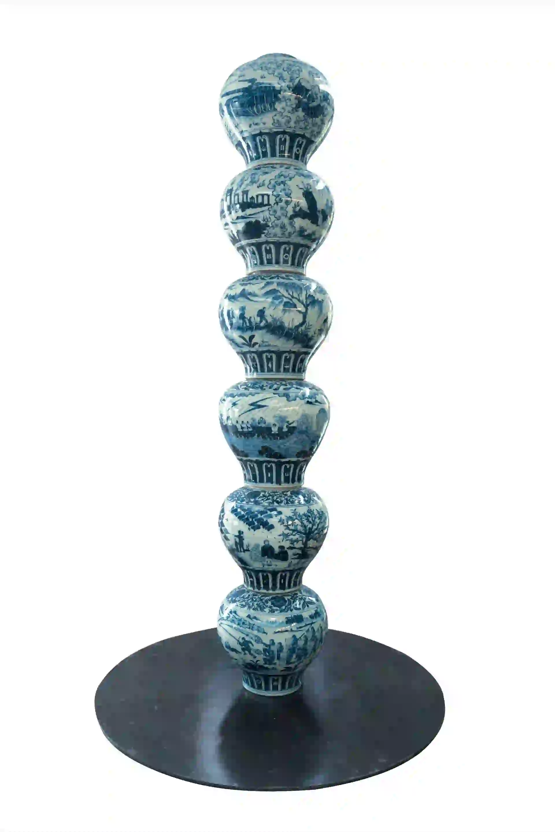 EOtra obra, hecha con vasijas apiladas.