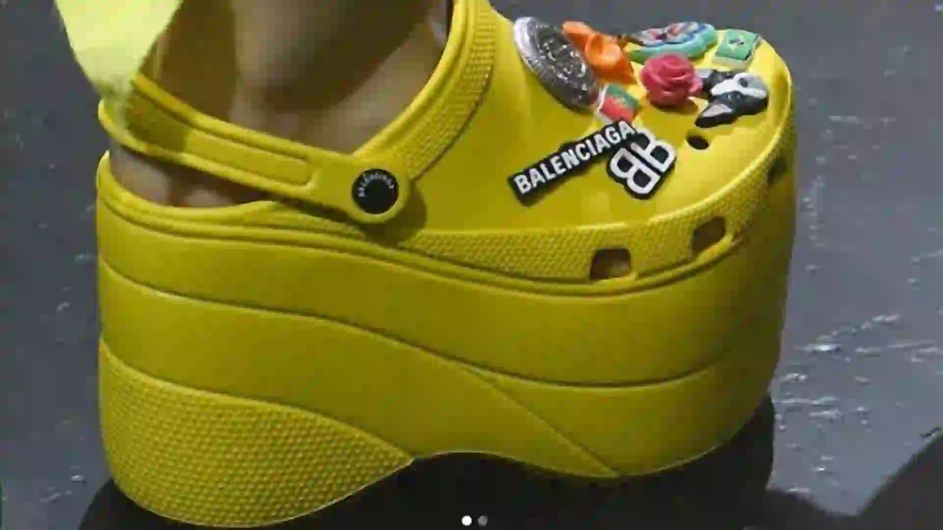 Las crocs xxl de Balenciaga