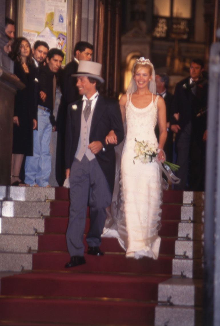 Valeria Mazza uso un vestido de Armani cuando se casó con Alejandro Gravier, en 1998. El modelo, sencillo con doble escote y breteles finos bordados. Usó un peinado recogido y un ramo de nardos. 