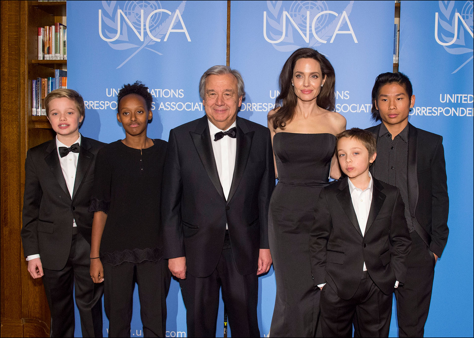 Angelina Jolie, ganadora del Premio Ciudadano Mundial del Año 2017 de UNCA, y detrás de esa gran mujer… sus hijos cada vez más grandes: Pax, Zahara, Shiloh y Knox.