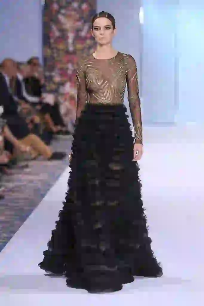 Vestido de tul negro con falda de organza de seda, aplicaciones a mano con volantes de tul de seda y bordado con hilos de oro.