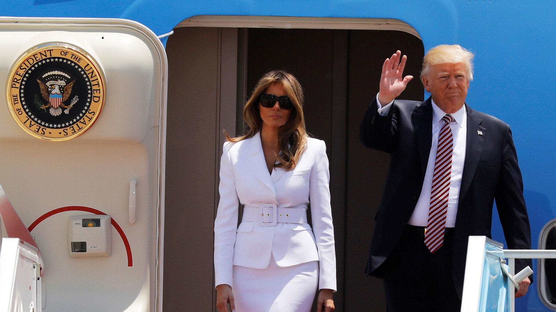 Donald Trump y su esposa Melania, a bordo del Air Force One (Reuters)