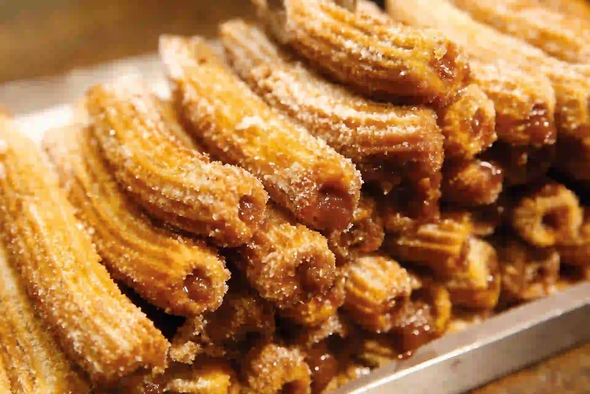 Para la tarde, en la playa, con mate o un café, los churros siguen tan vigentes como siempre. Rellenos con dulce de leche, simples o bañados en chocolate.