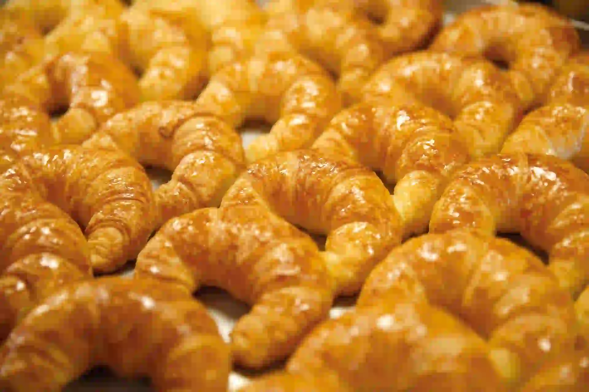 Y si querés seguir de tour gastronómico a la tarde, las medialunas calentitas son un placer supremo.