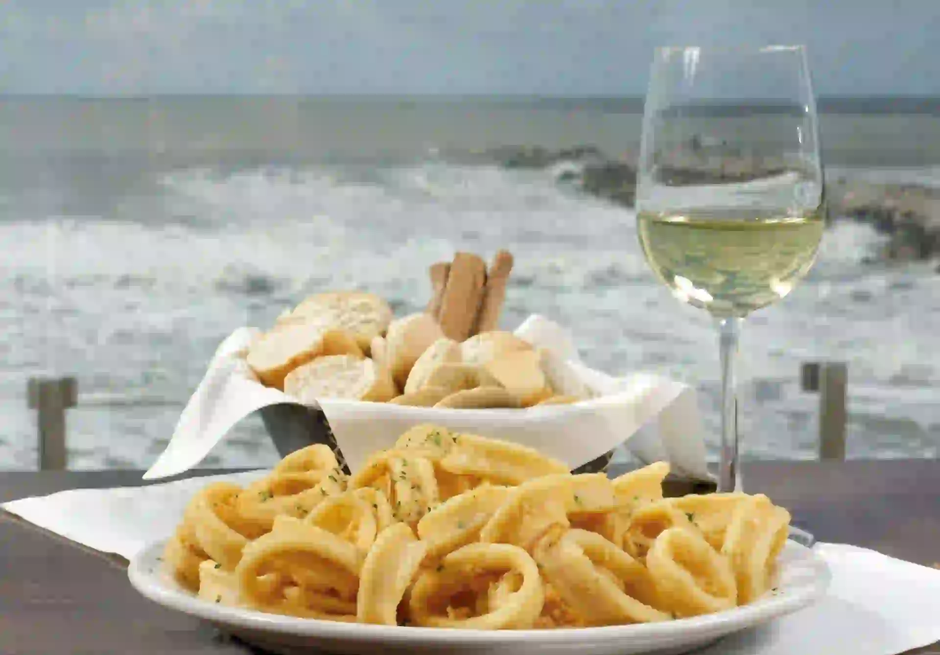 Acompañadas de rabas o papas fritas, son las imperdibles del verano. Para la tarde, en la playa, con mate o un café, los churros siguen tan vigentes como siempre. Rellenos con dulce de leche, simples o bañados en chocolate.