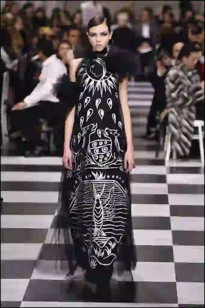 Un guiño claro al tarot bordado sobre una pieza en organza y tul by Dior 2018