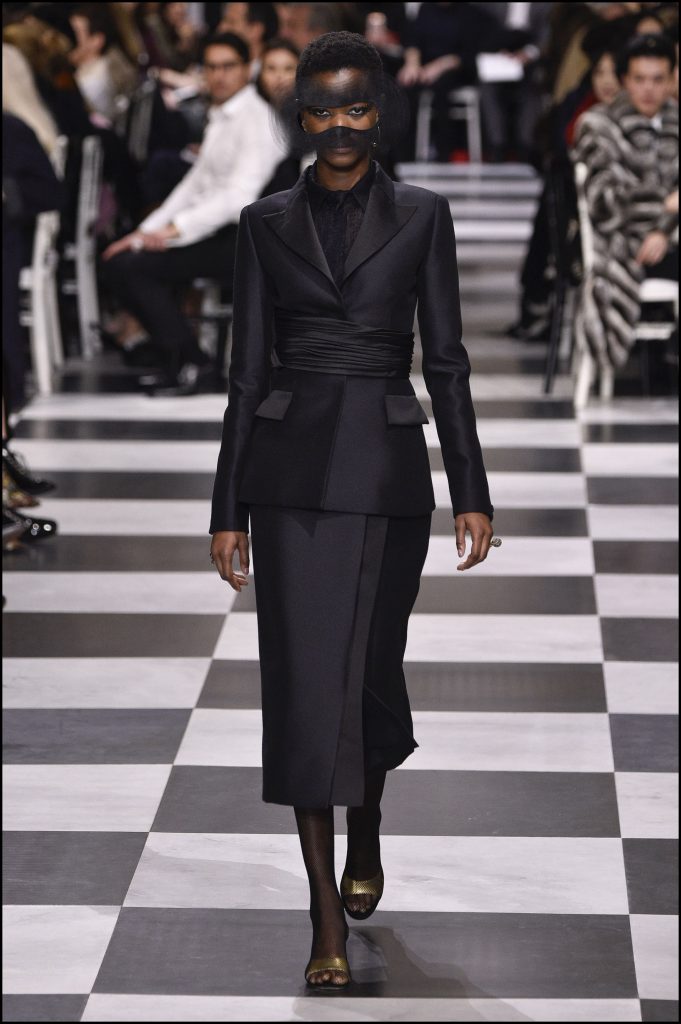 La sastrería se vuelve más femenina que nunca para Dior