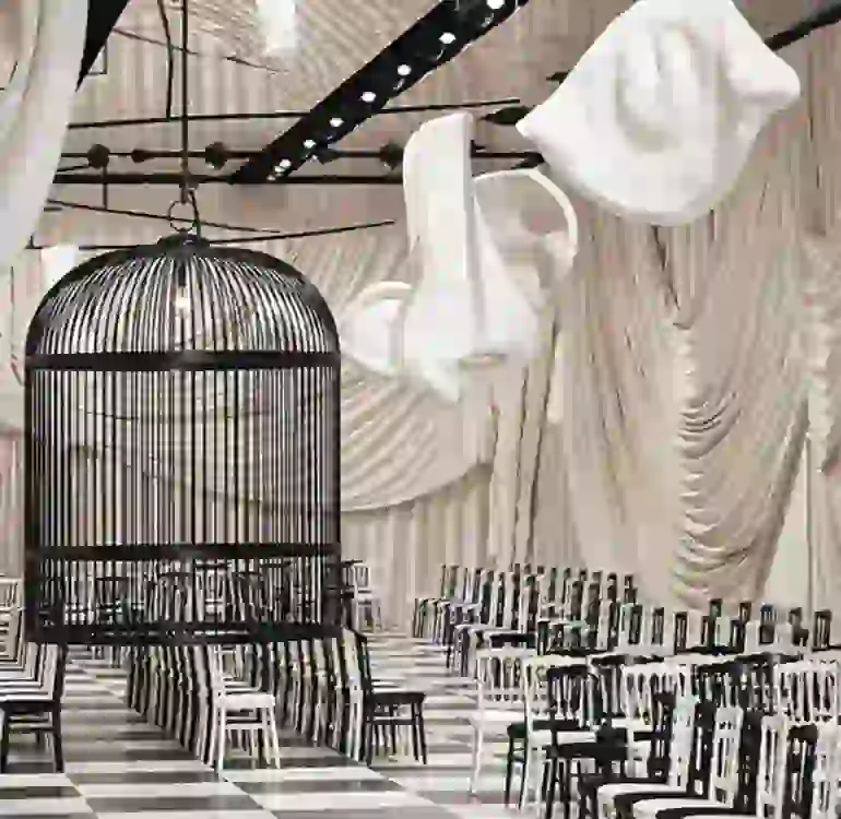 La ambientación del desfile que tuvo como sede el Grand Palais remite a una estética surrealista