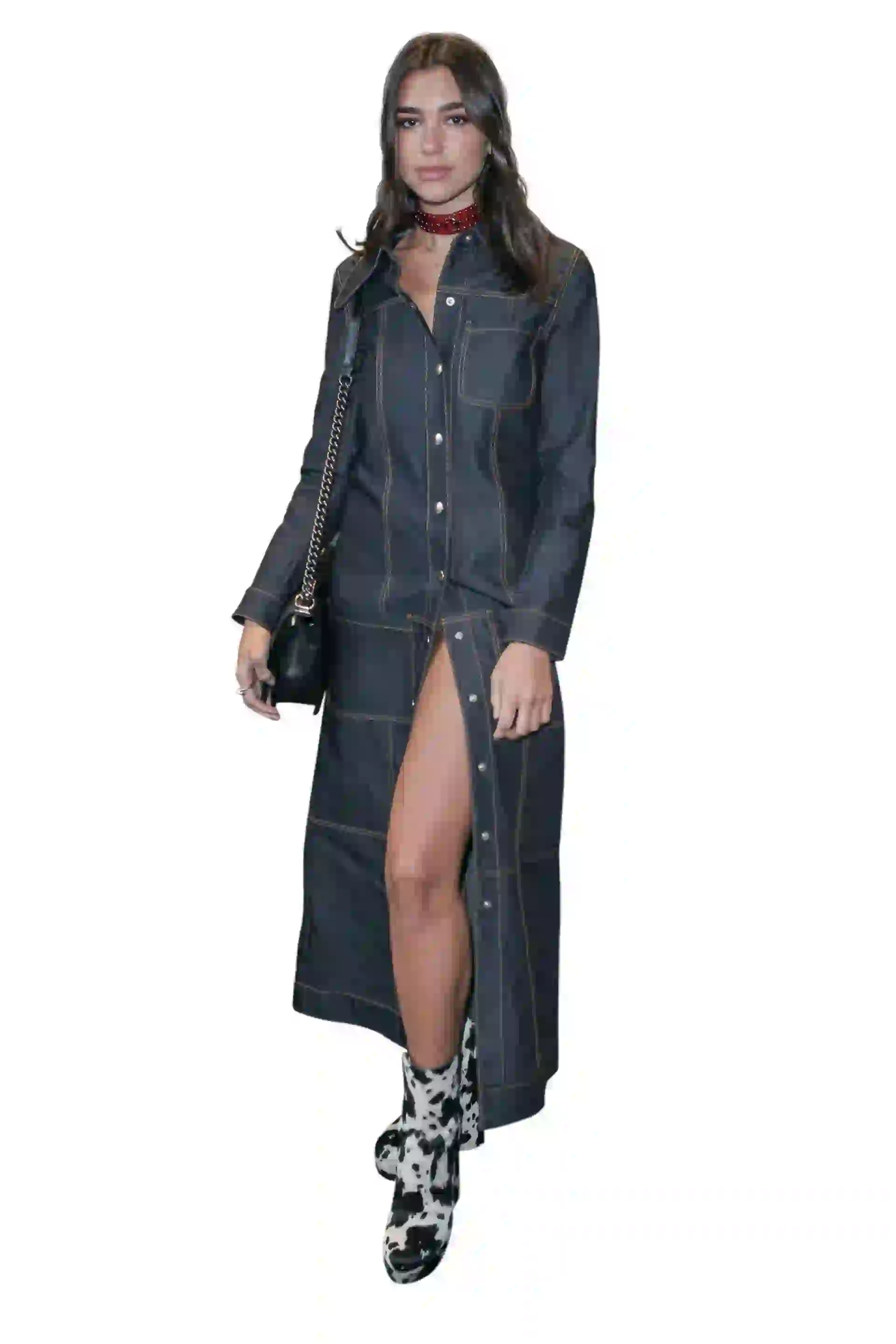 Dua en Italia con un vestido camisero de jean y llamativas botas.