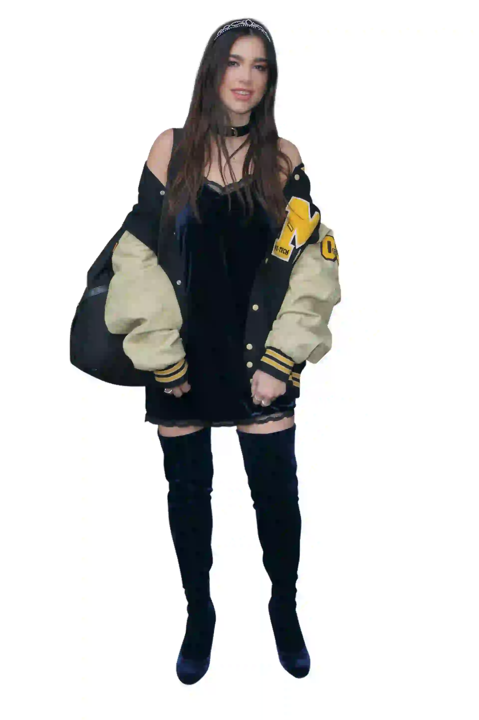 Dua Lipa llama la atención por su look: slipdress, mochila, choker, bomber y tocado.