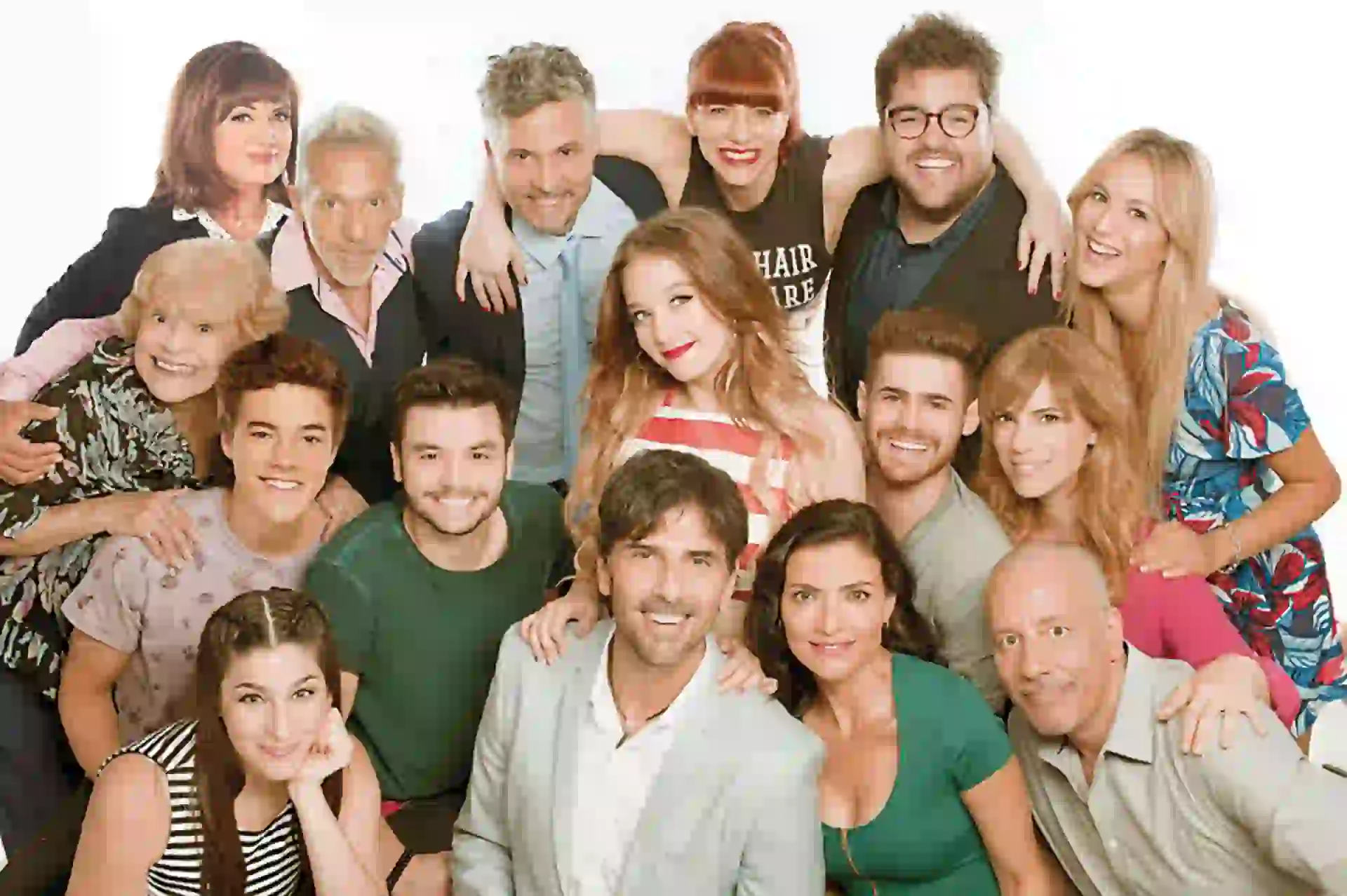 Flor con todo el elenco de Simona, la tira de El Trece próxima a estrenarse.