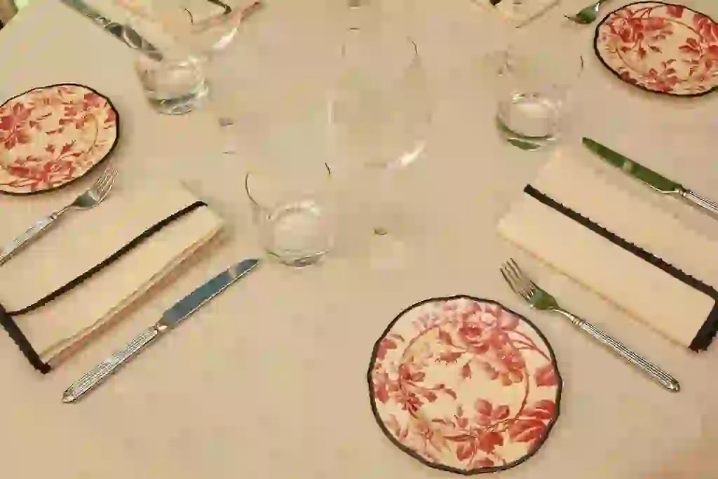 Vajilla al estilo de Gucci, diseño impuesto por Alexander Michele