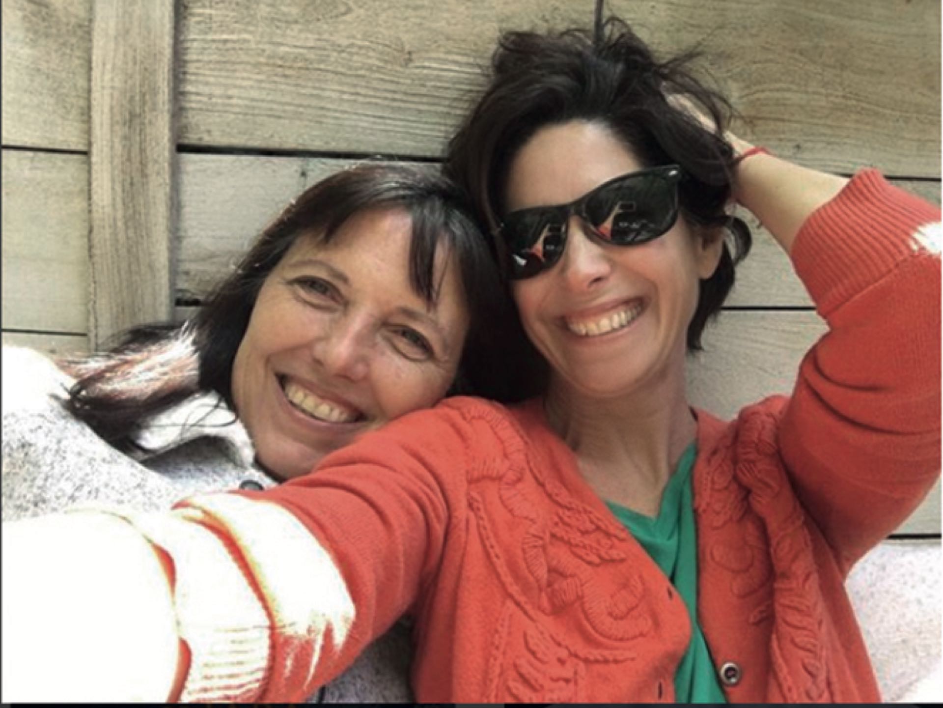 Con su amiga, la escritora y autora de Las Grietas, Claudia Piñeiro