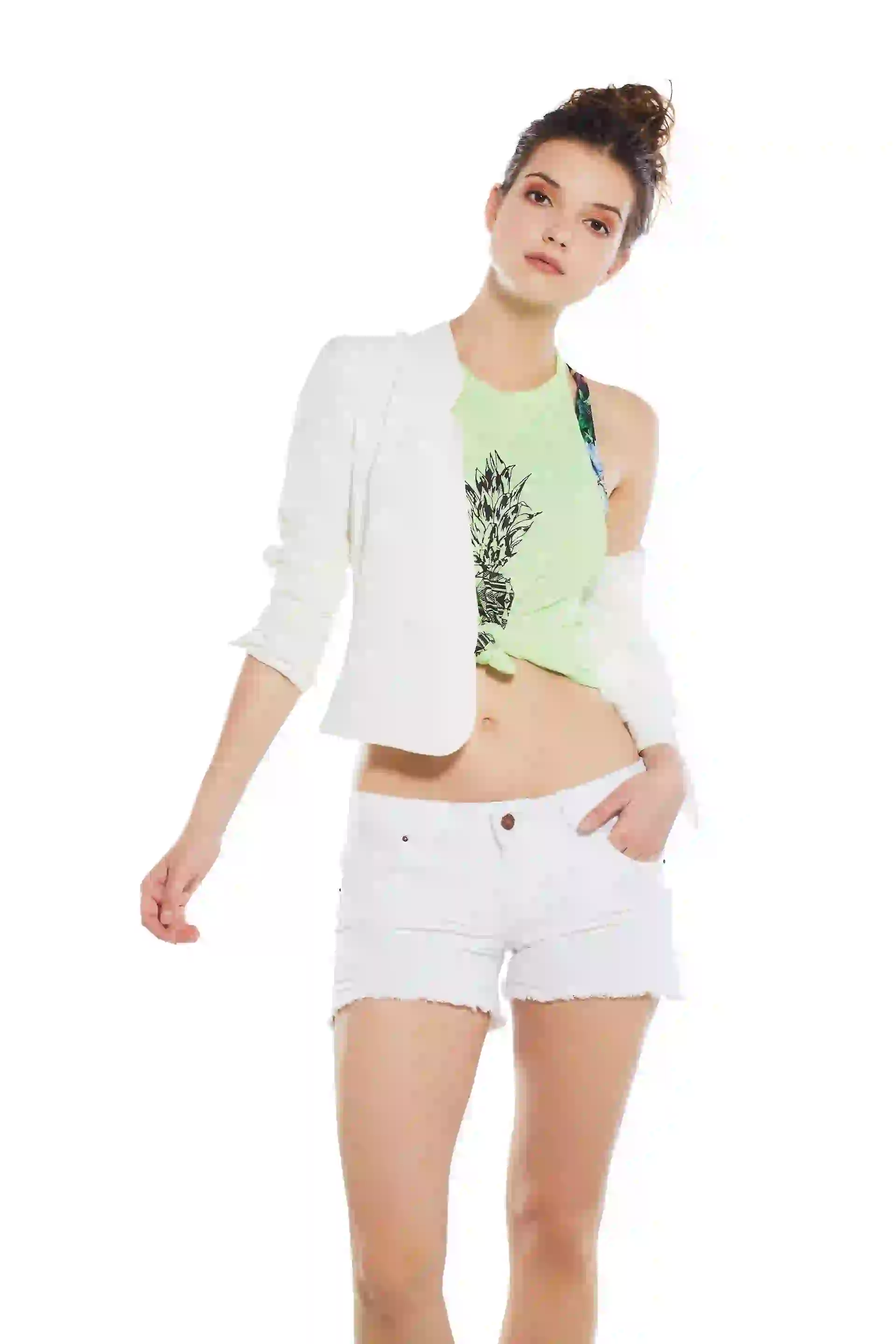 Musculosa estampada (antes $ 450, AHORA $ 390, Key Whoss). Saco corto (antes $ 1.990, AHORA $ 1.860, Ríe). Short de jean blanco (antes $ 944, AHORA $ 660, Zhoue). Top de Lycra estampado (antes $ 450, AHORA $ 315, KWS Key Whois). Fotos: Marcello Molinari/ Para Ti