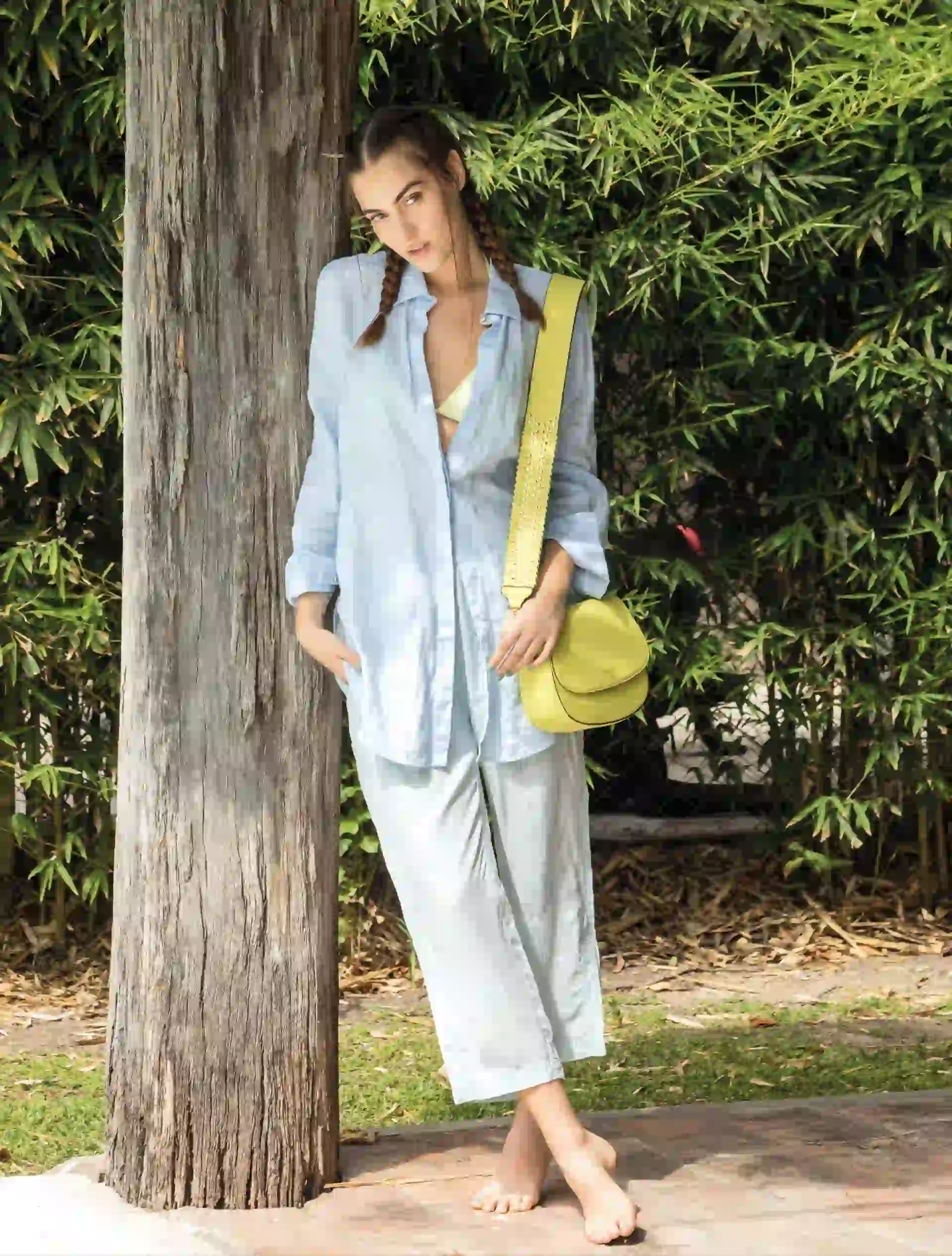 Camisa de lino y pantalón de seda con bolsillos (Cher), cartera ($ 1.498, Blaquè) y bikini triángulo con bombacha ($ 1.400, Kosiuko). Foto Fernando Venegas