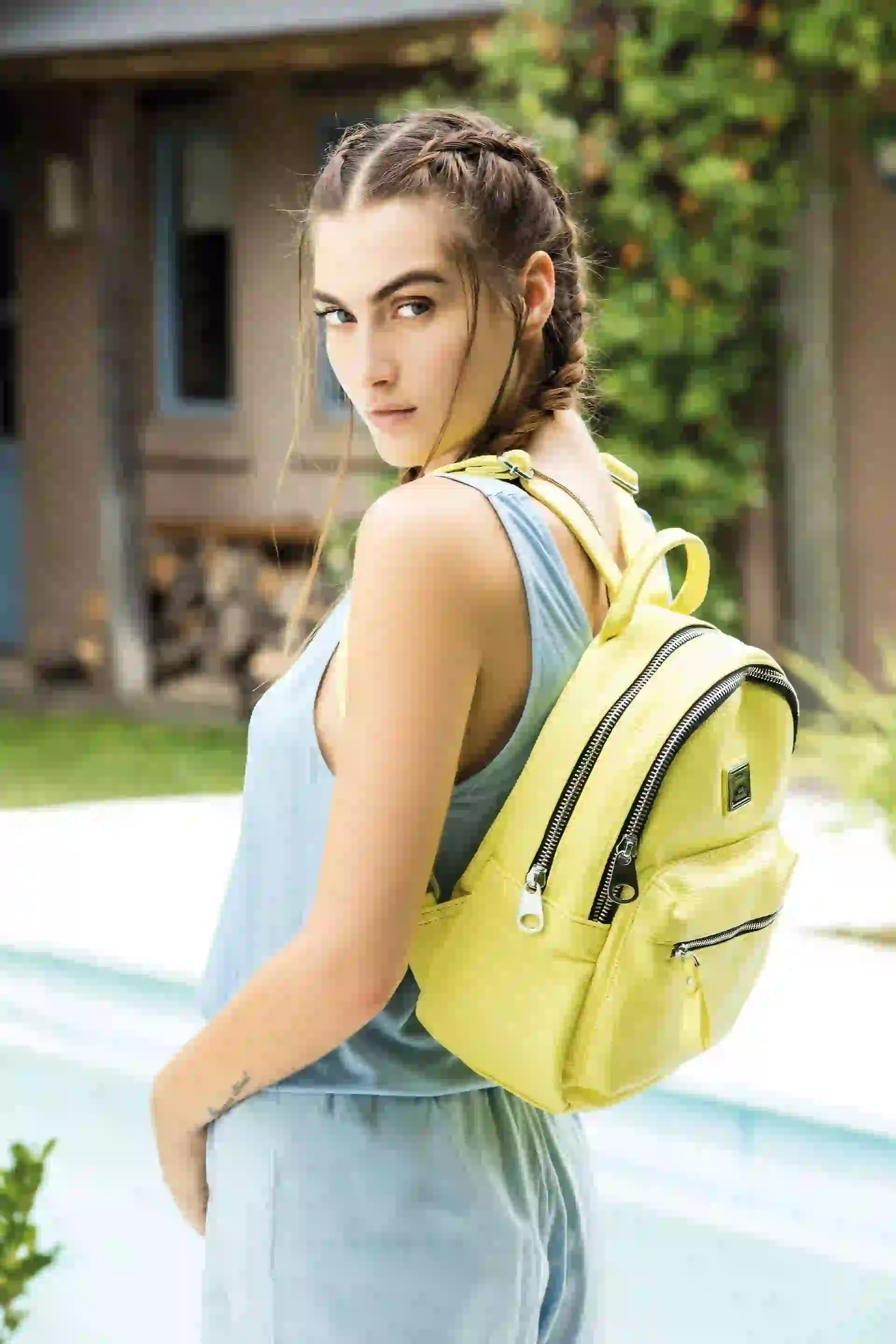 Musculosa de algodón ($ 860, Mishka), short con encaje ($ 599, Inversa) y mochila de cuero ($ 1.690, Blaquè). Foto Fernando Venegas