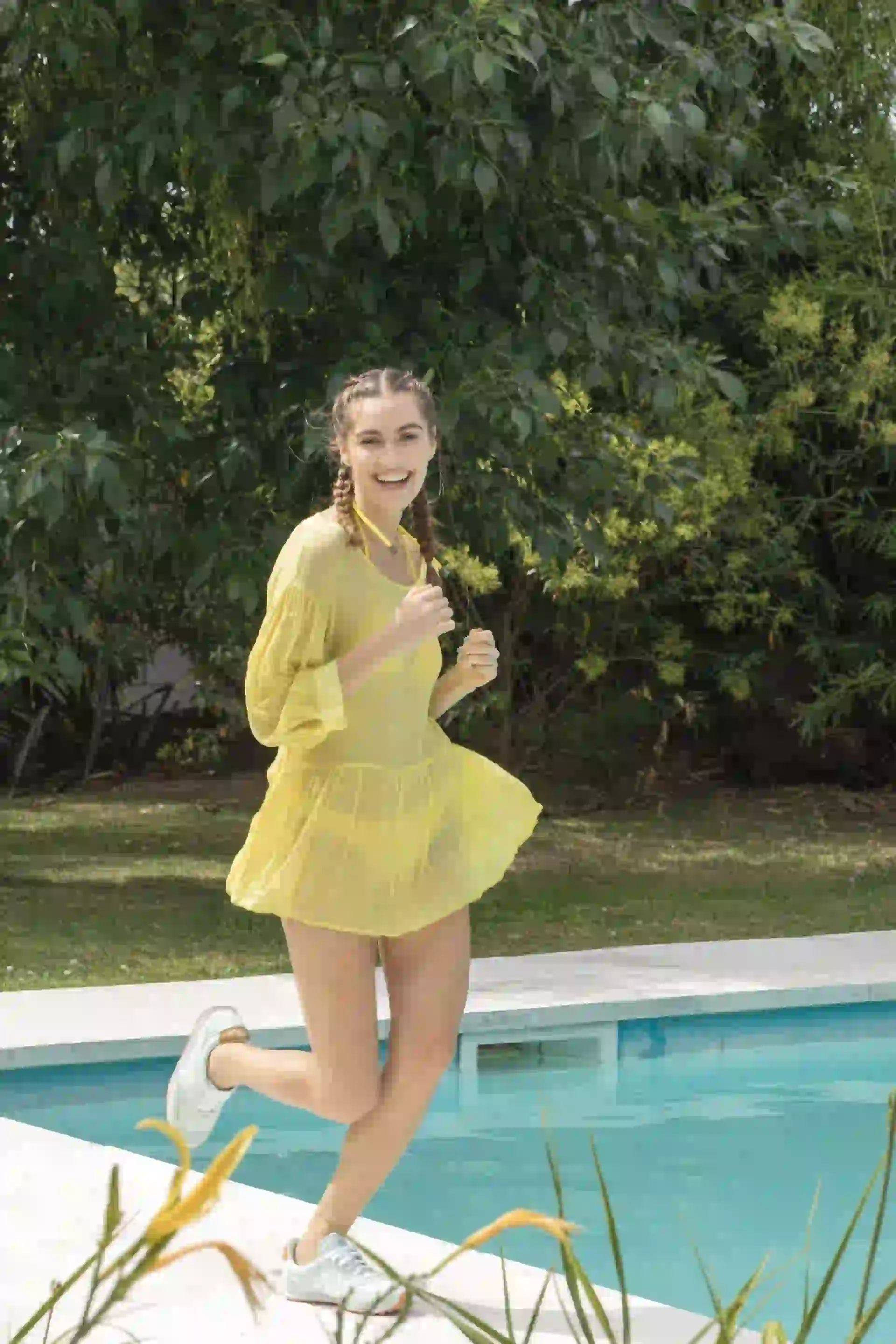 Vestido traslúcido (Cher), bikini triángulo y bombacha y zapatillas ($ 1.999, New Balance). Foto Fernando Venegas