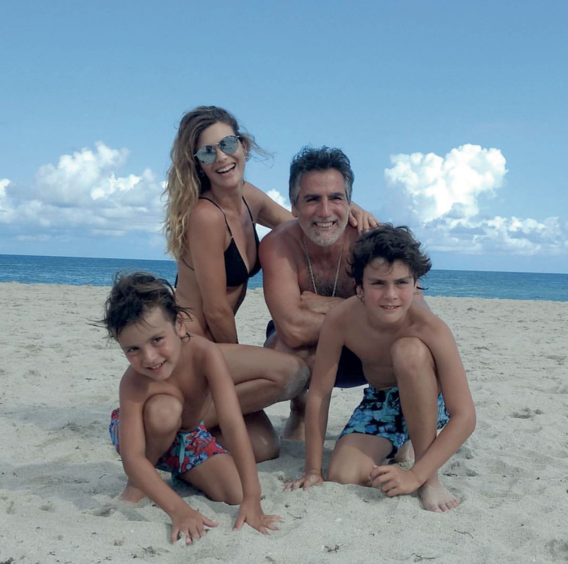 Junto a su familia, su marido Paul García Navarro y sus hijos Benjamín y Gerónimo.