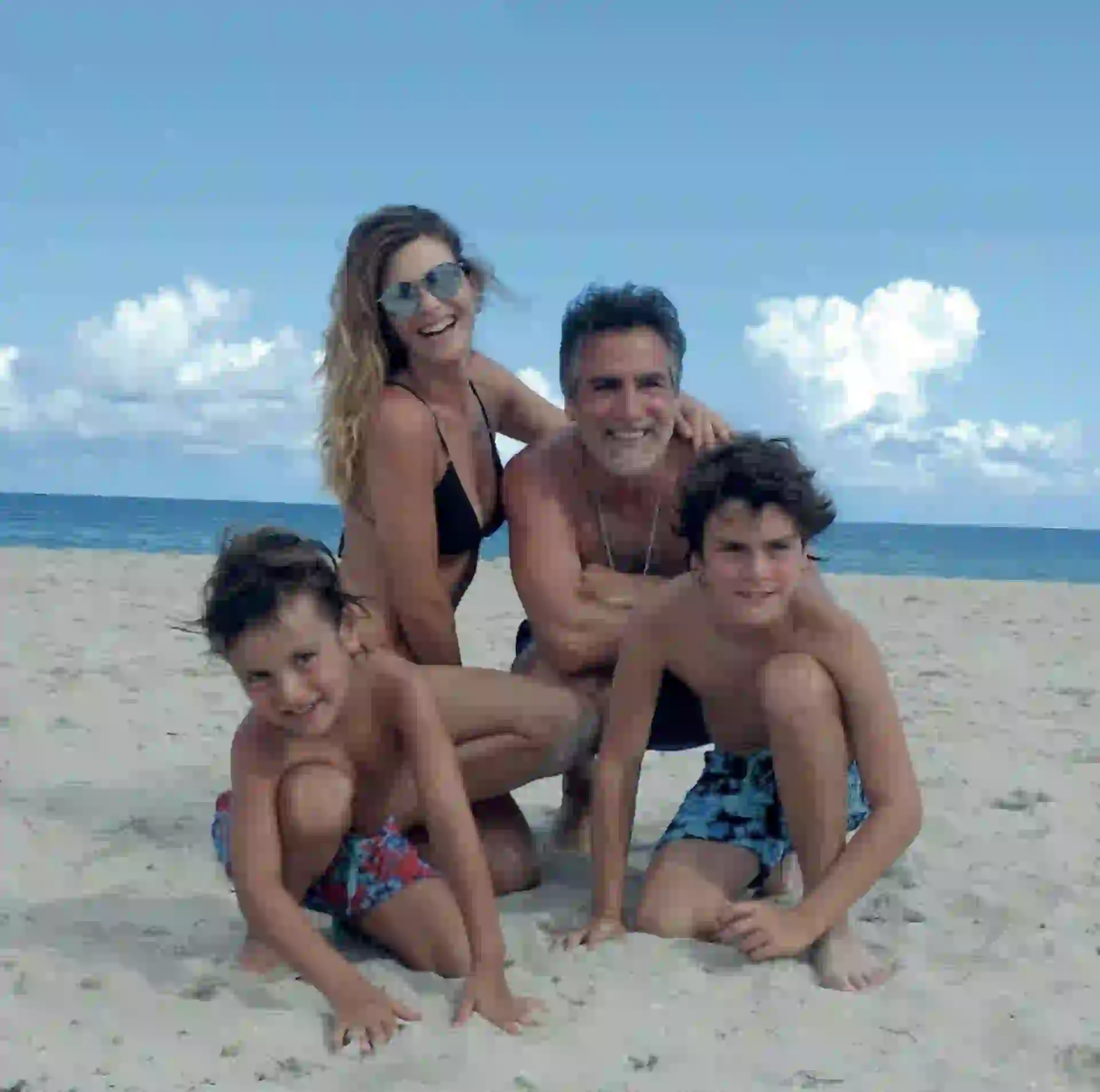 Junto a su familia, su marido Paul García Navarro y sus hijos Benjamín y Gerónimo.