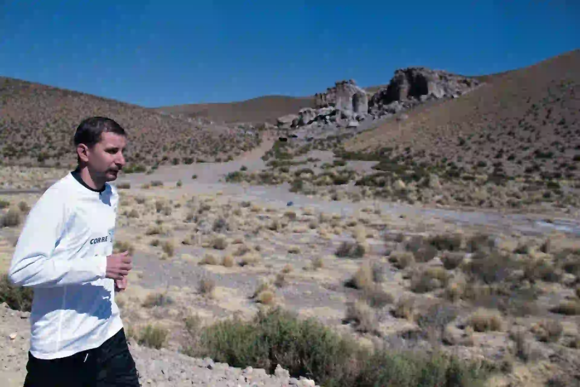 Si bien corrió solo, Rodolfo estuvo acompañado por un equipo de seis personas que lo siguieron de cerca en dos autos con casas rodantes. Ellos lo ayudaron a lavar la ropa, cocinar y grabar todo el recorrido por la Argentina.