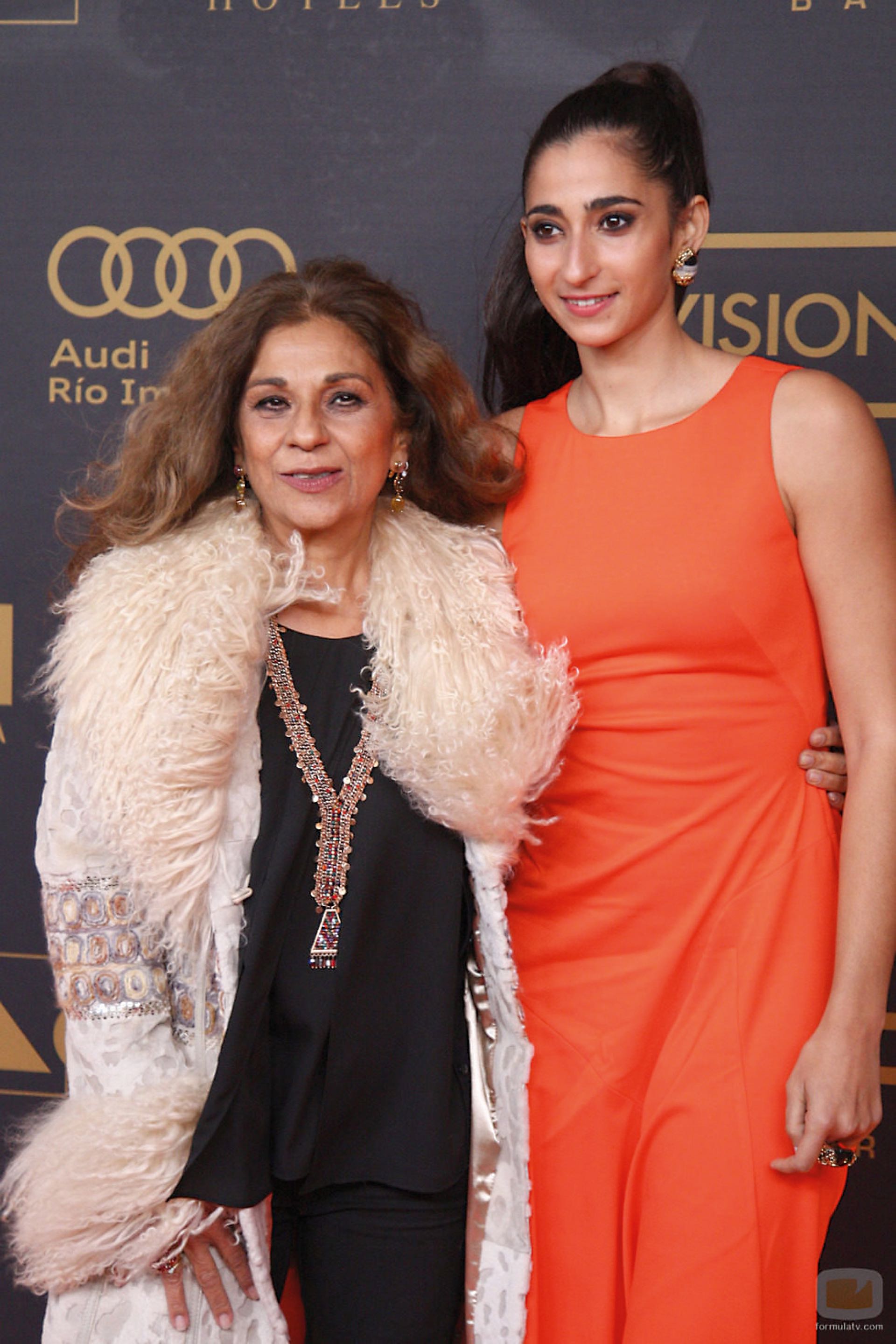 Alba y su tía la cantante Lolita Flores en los Premios Onda 2015.