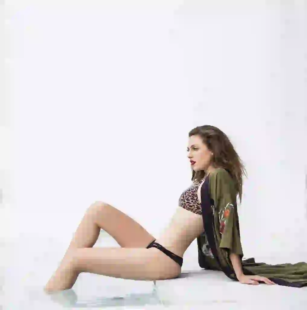 El cloro es un enemigo de los cabellos teñidos. especialmente los decolorados