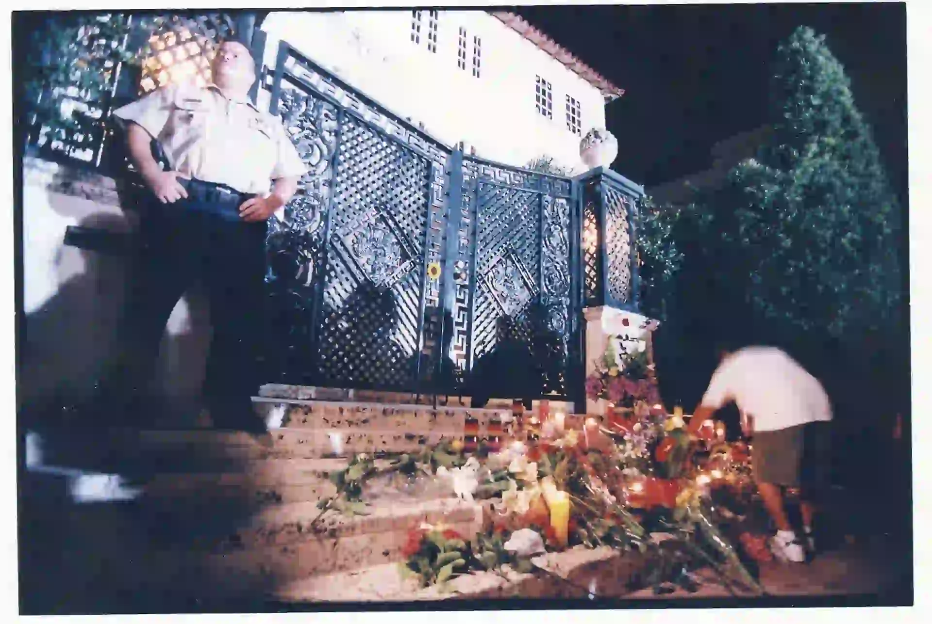 En los días que siguieron a su muerte, los admiradores de Versace dejaban flores en la puerta.