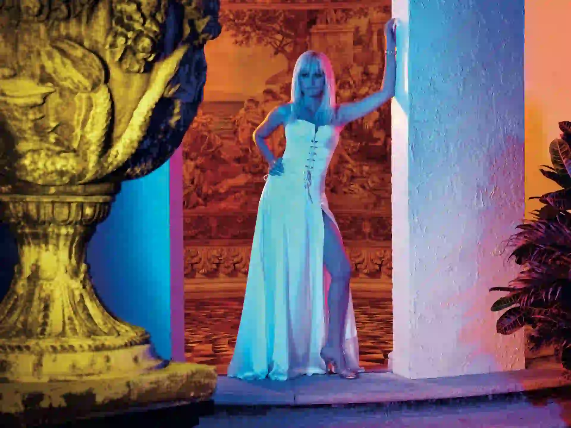 En su debut en la pantalla chica Penélope Cruz se transforma en la diseñadora Donatella Versace.